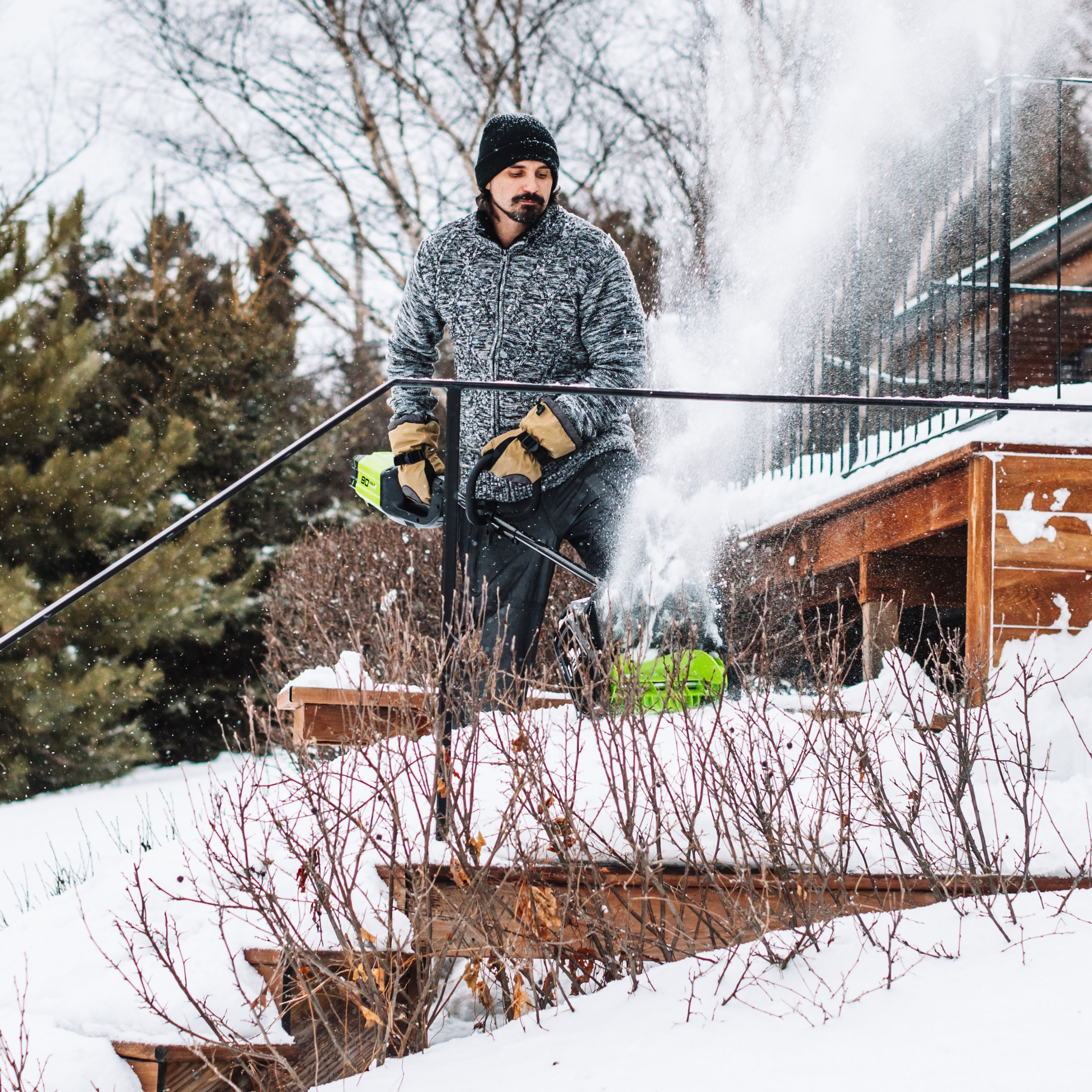 Greenworks PRO Pelle à neige sans fil de 30,5 cm, 80 V, batterie 2,0 Ah  incluse, 2600602, vert : : Terrasse et Jardin