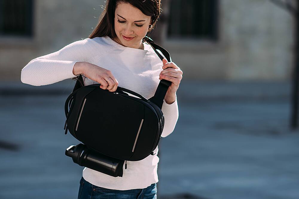 Alt View 27. Nomatic - SLING (6L) - Black.