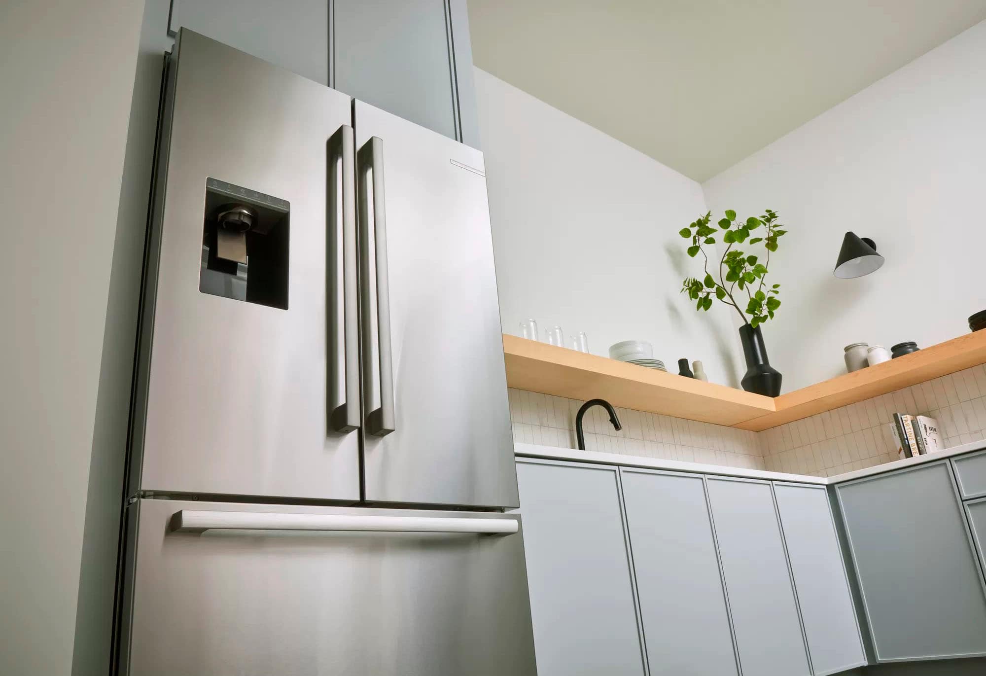 Alt View 27. Bosch - 500 Series 21 Cu. Ft. French Door Counter-Depth Smart Refrigerator with External Water and Ice Maker - Stainless Steel.