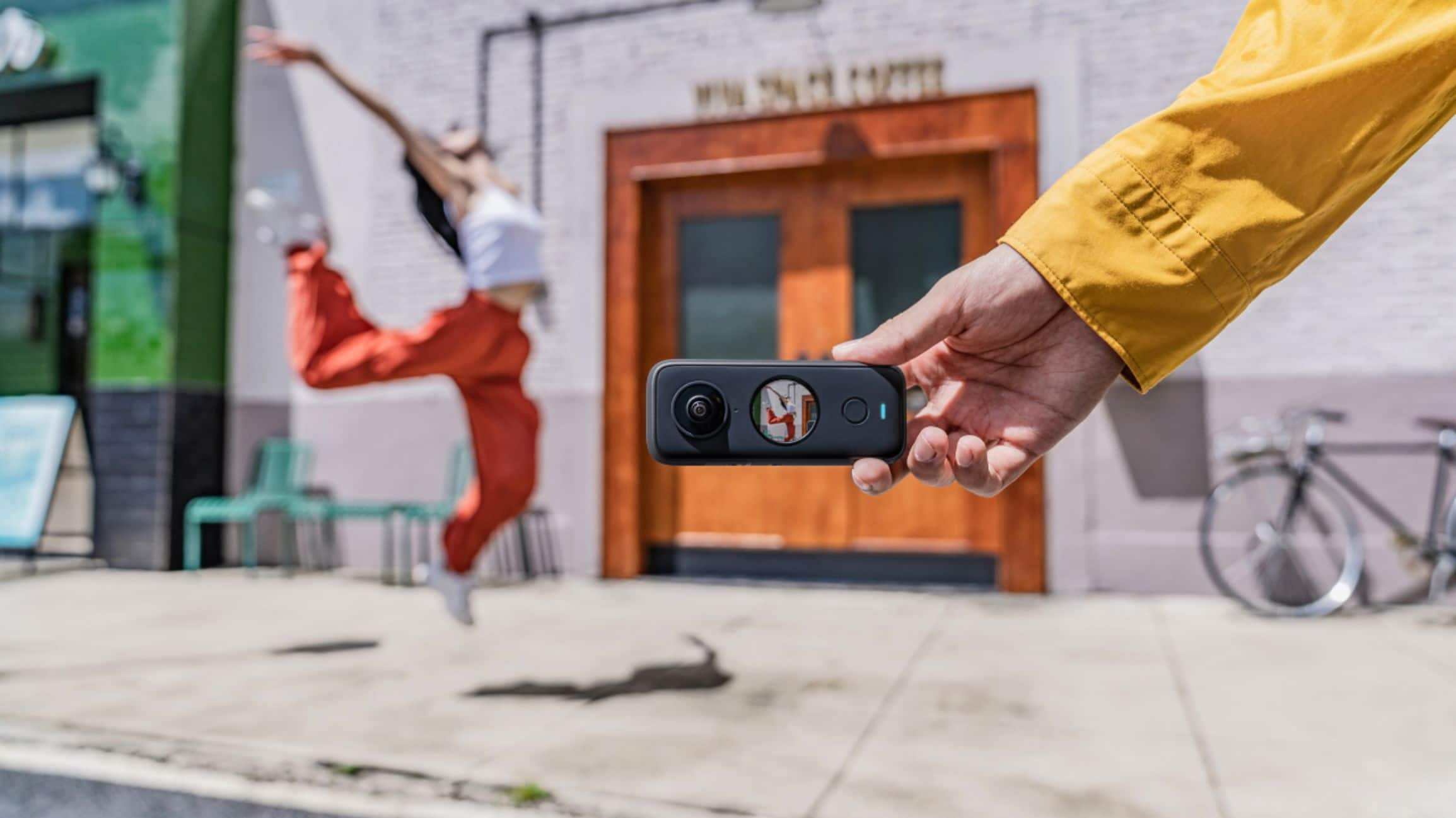 Insta360 ONE X2 360 Pocket Camera with 2 Extra Battery, Charging Hub, 128GB  Card 249148 D