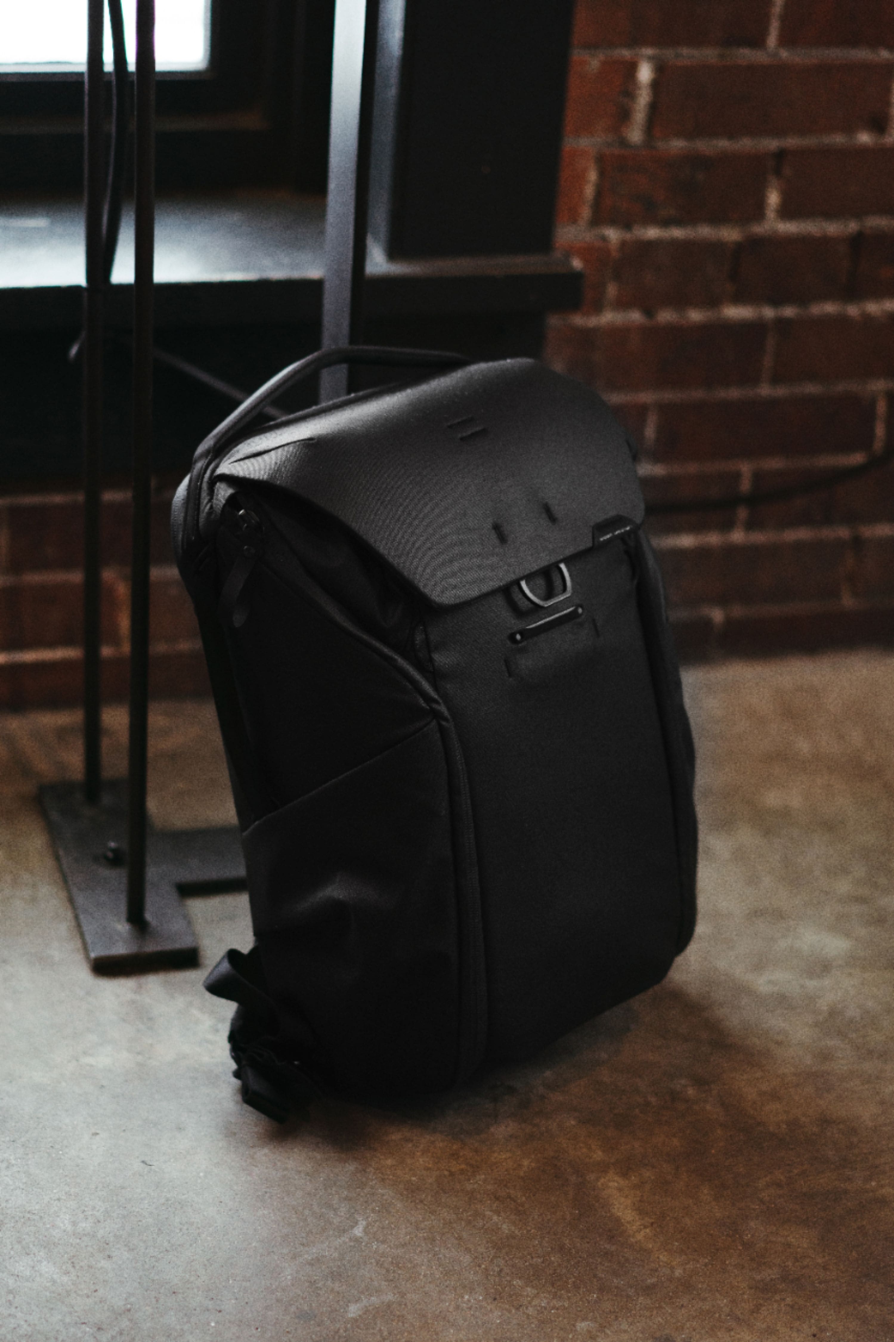 Alt View 16. Peak Design - Everyday Backpack V2 30L - Black.