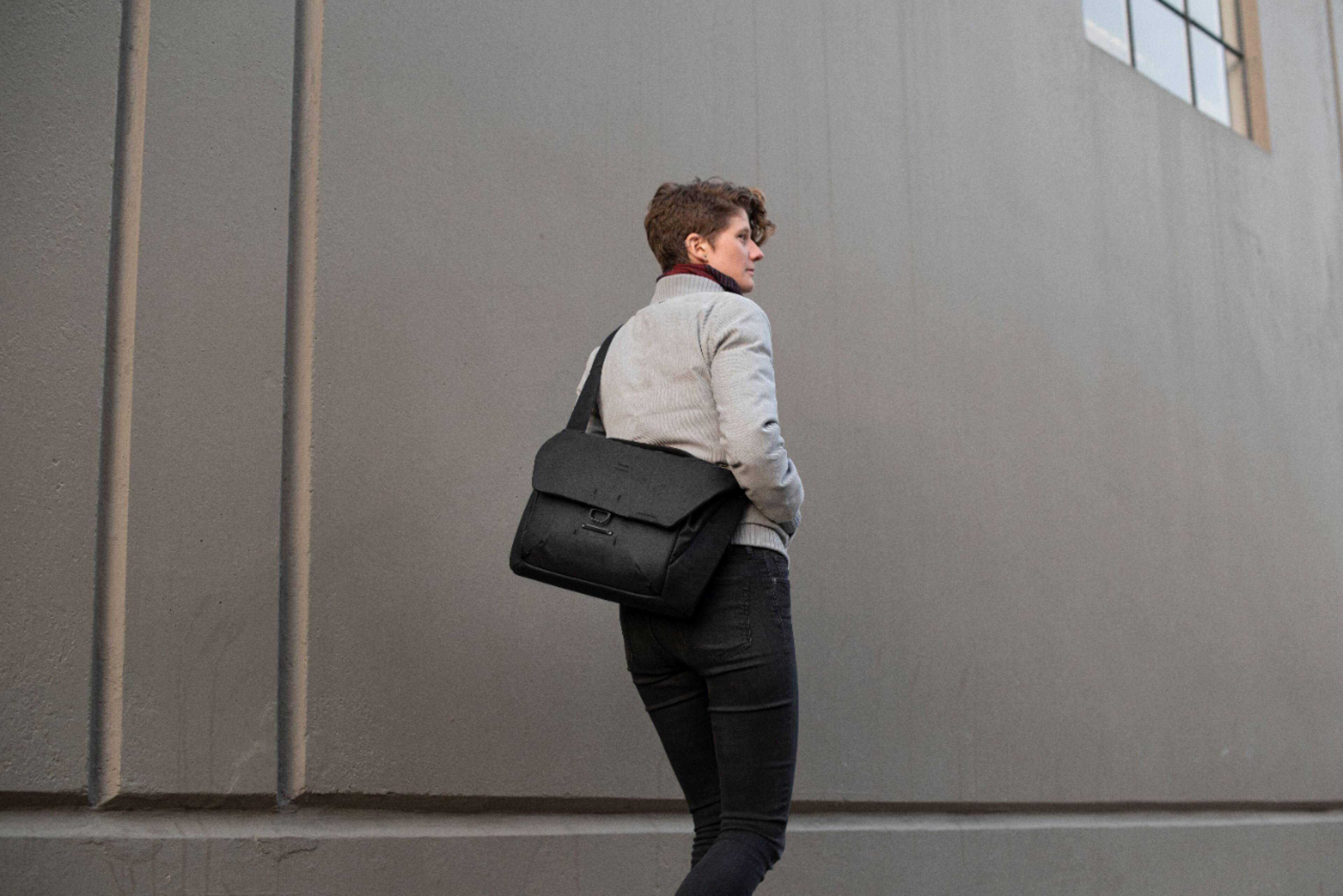 Alt View 16. Peak Design - Everyday Messenger 13L v2 - Black.