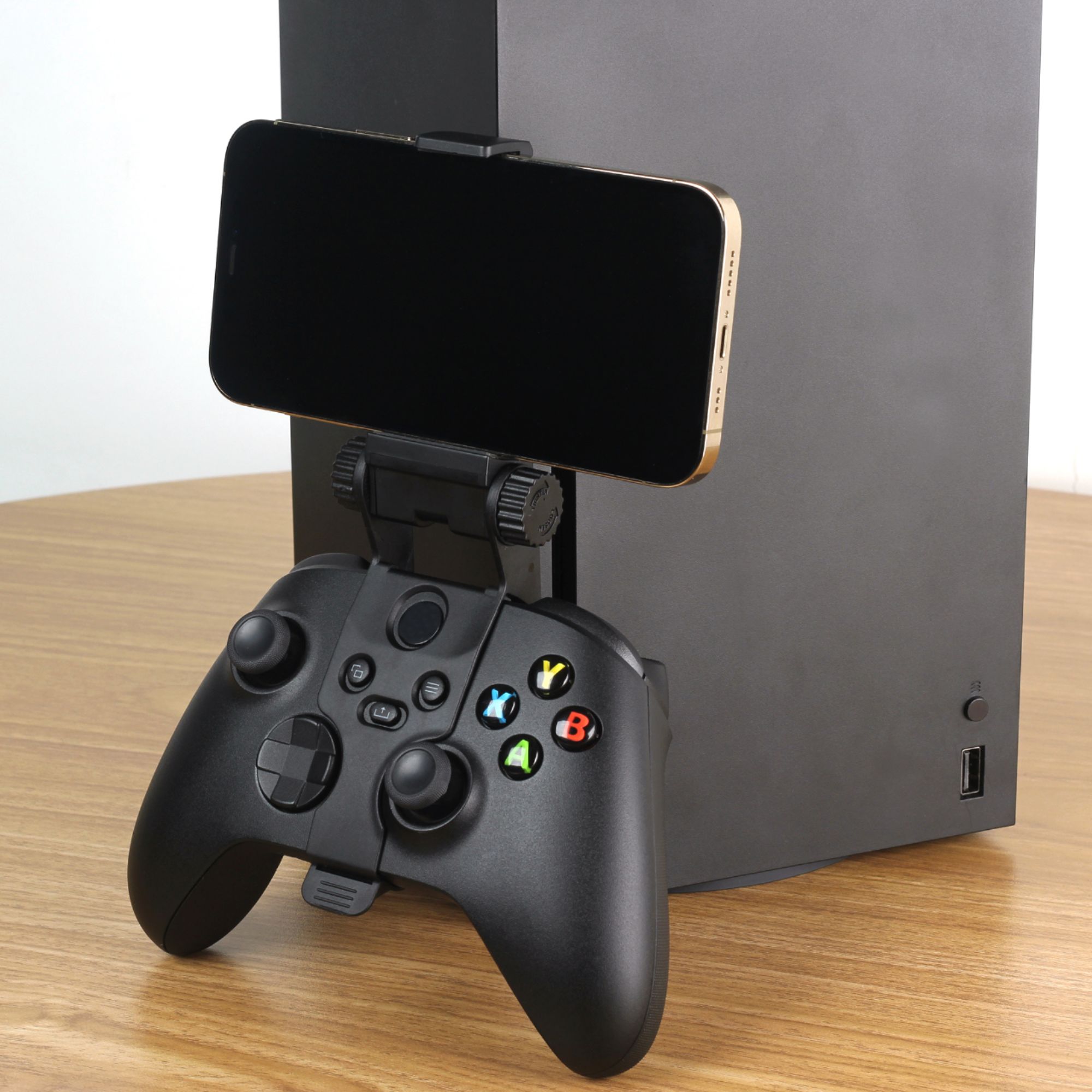 New mount charges iPhone while it's clipped to Xbox game controller
