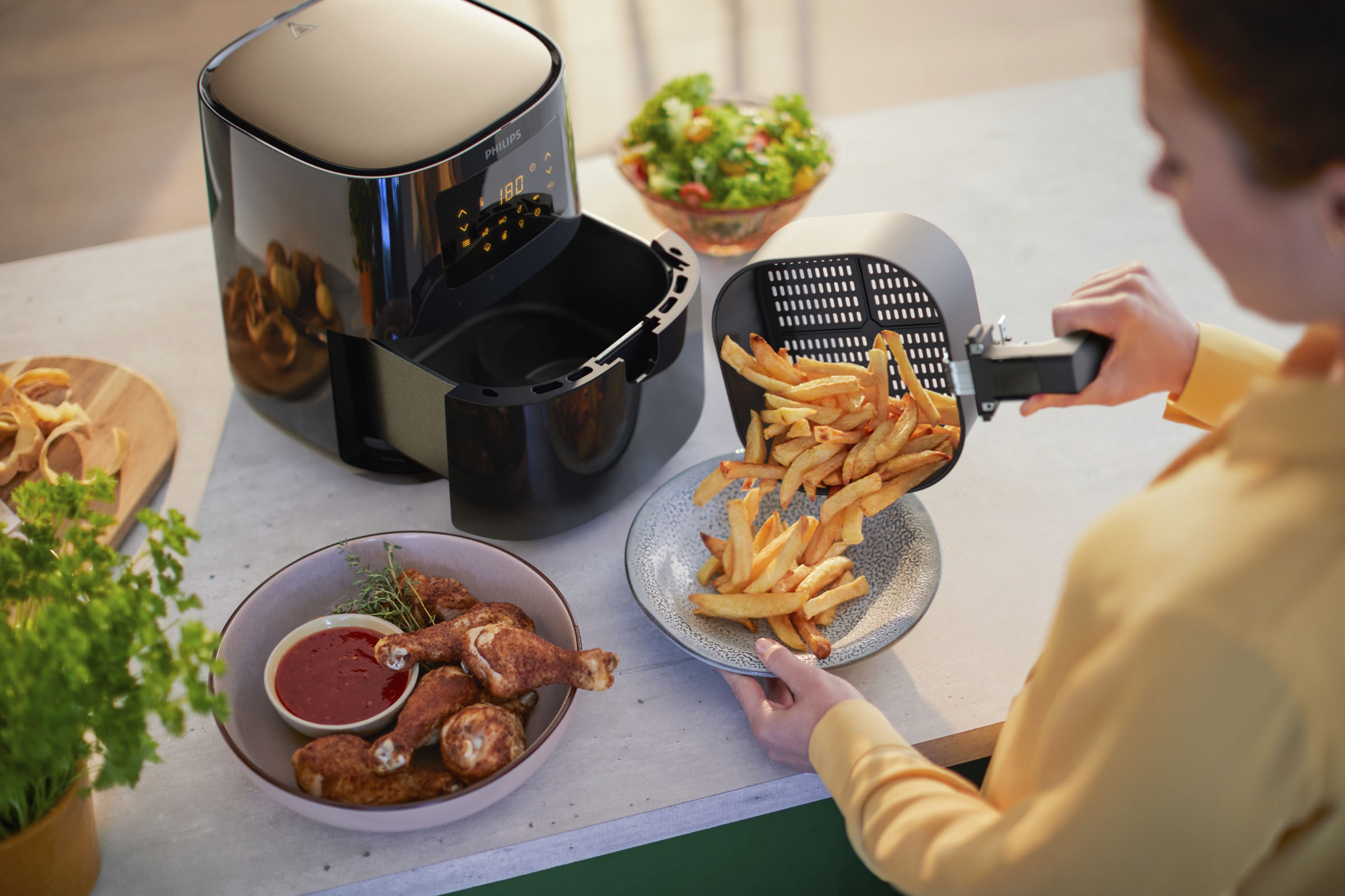 Best Buy: Philips Essential Airfryer-Compact Digital with Rapid Air  Technology (1.8lb/4.1L capacity)- HD9252/91 Black HD9252/91