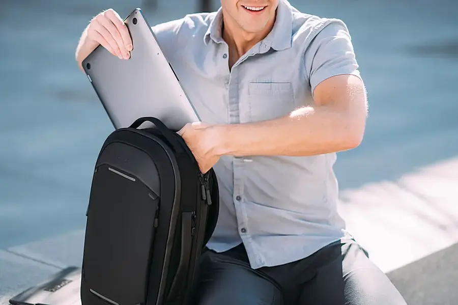 Alt View 21. Nomatic - BACKPACK (15L) - Black.
