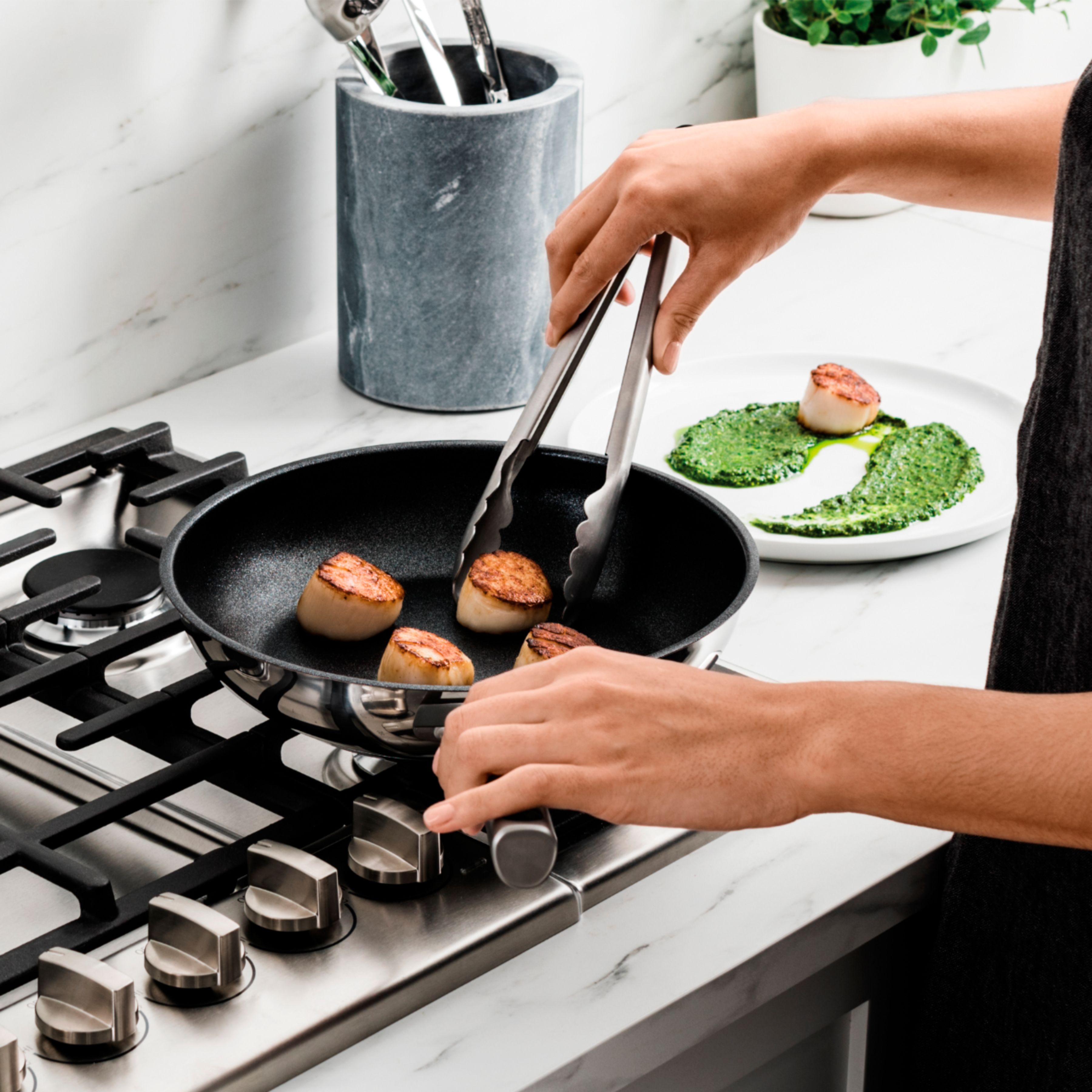 Best Buy: Ninja Foodi NeverStick Premium Hard-Anodized 12-Inch Round Griddle  Pan Grey C30630