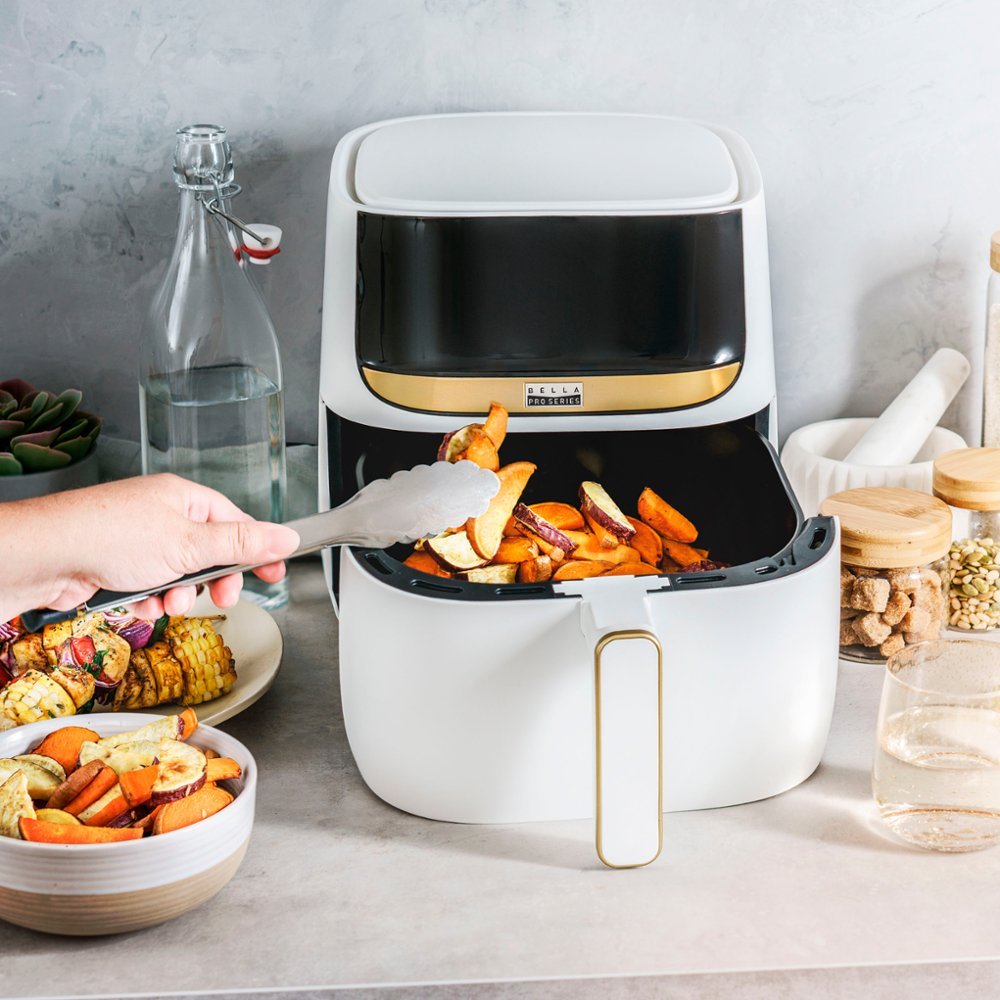 Zoom in on Alt View Zoom 17. Bella Pro Series - 6-qt. Digital Air Fryer with Matte Finish - Matte White with Gold Accents.