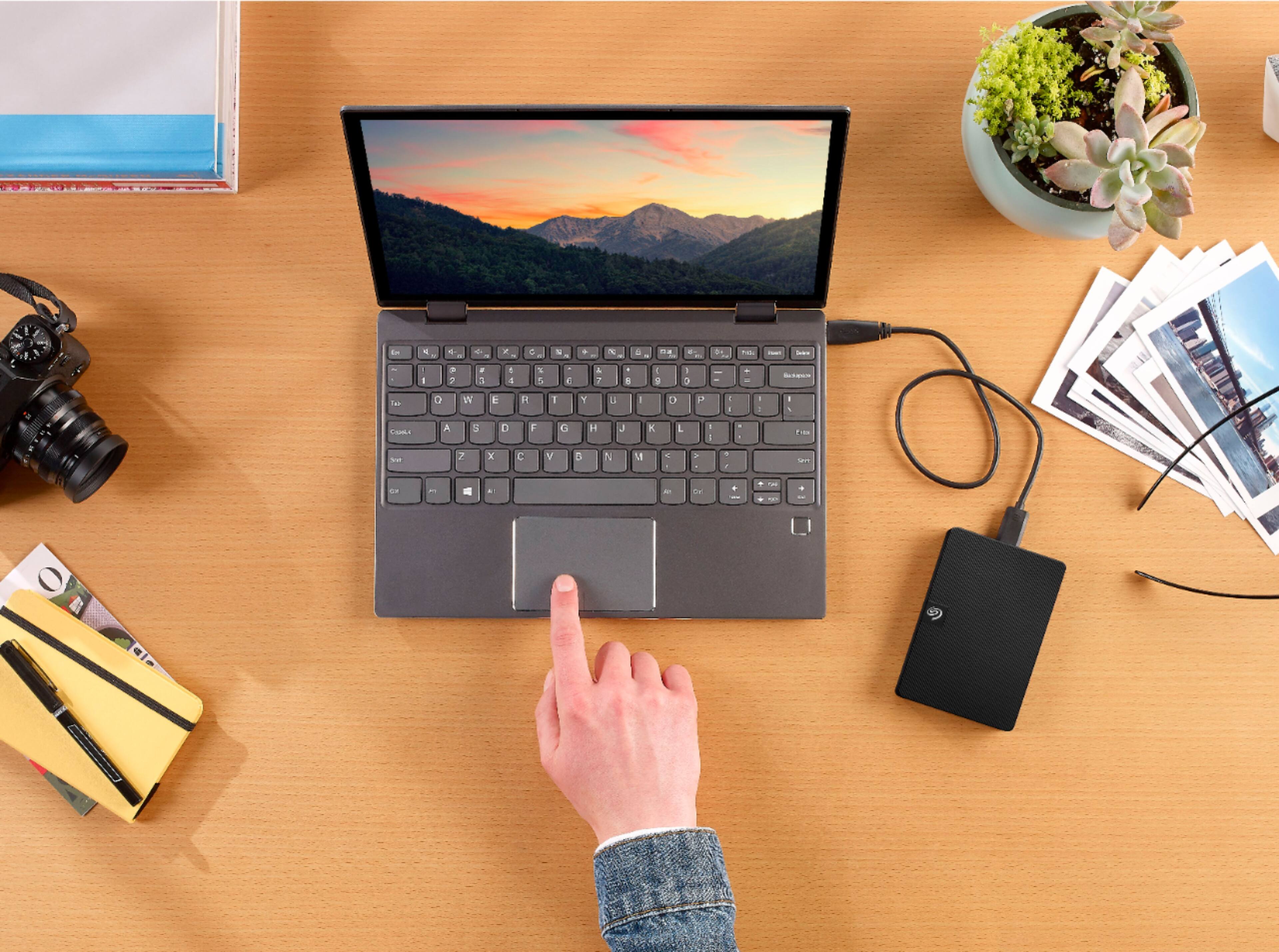Alt View 14. Seagate - Expansion 4TB External USB 3.0 Portable Hard Drive with Rescue Data Recovery Services - Black.