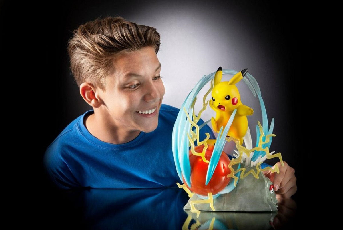 Angle View: Jazwares - Pokemon Deluxe Collector Statue (Pikachu)