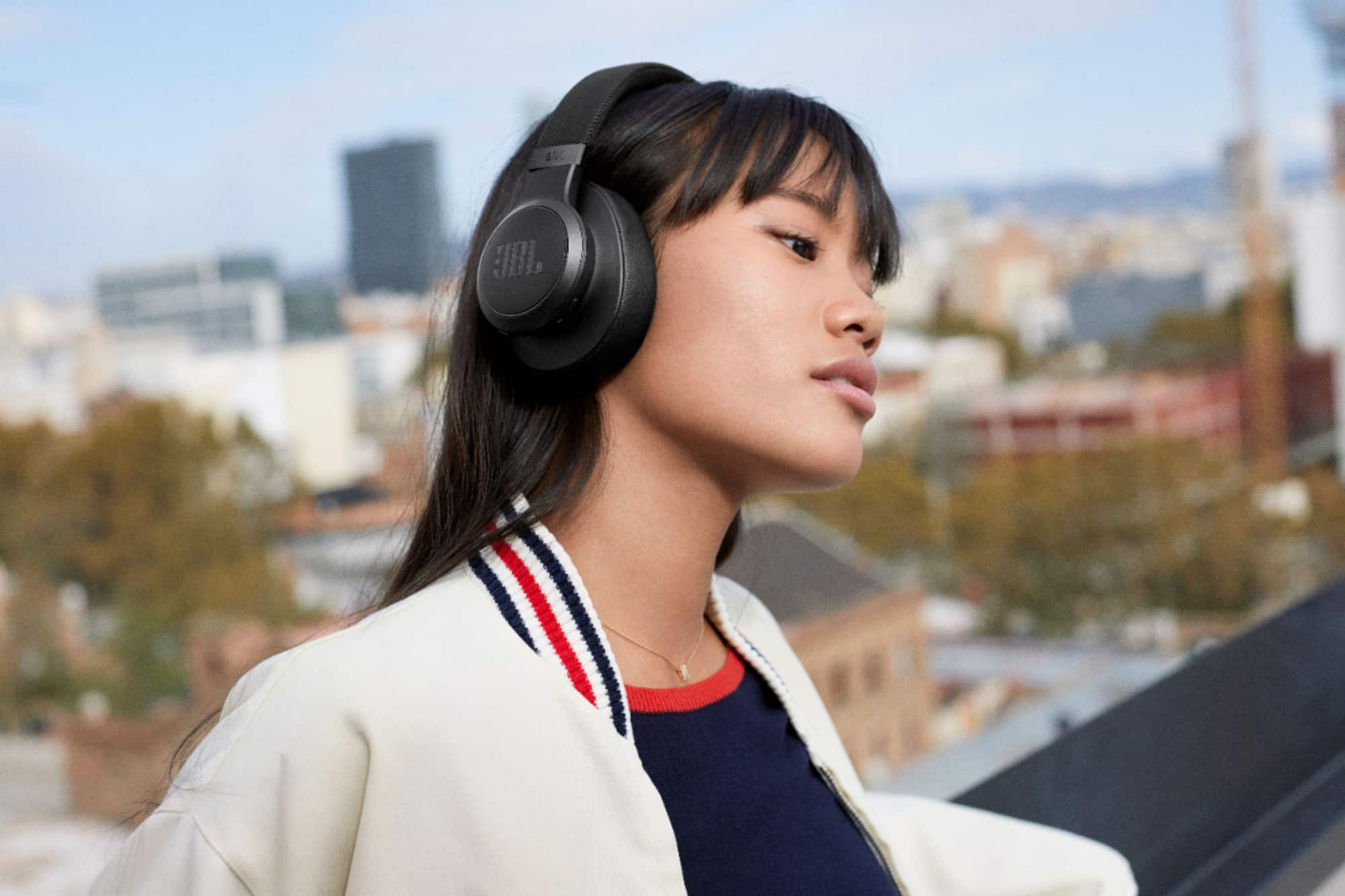 Zoom in on Alt View Zoom 19. JBL - Live 660NC Wireless Noise Cancelling Over-The-Ear Headphones - Black.