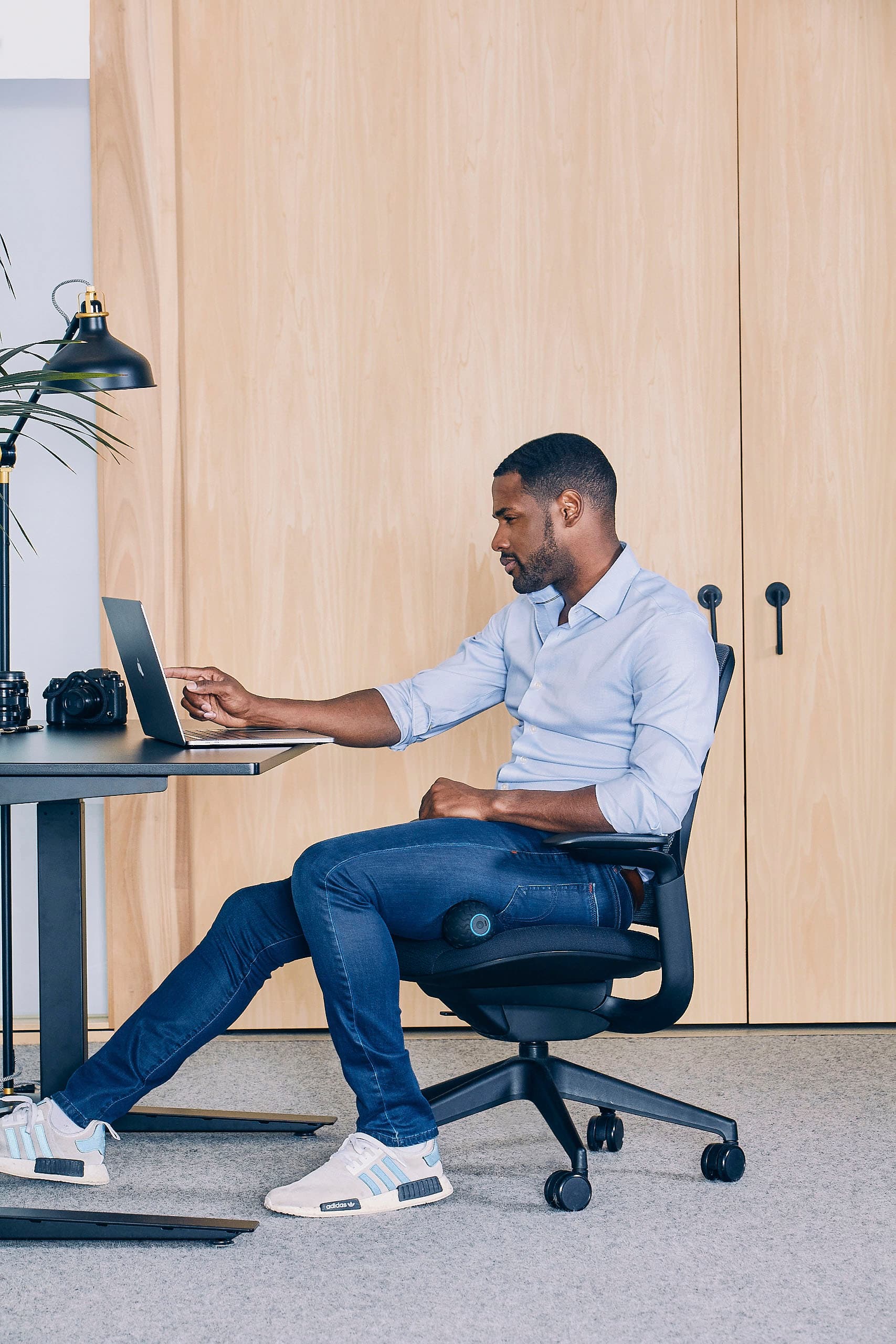 Alt View 16. Therabody - Wave Solo Vibration Massage Device - Black.