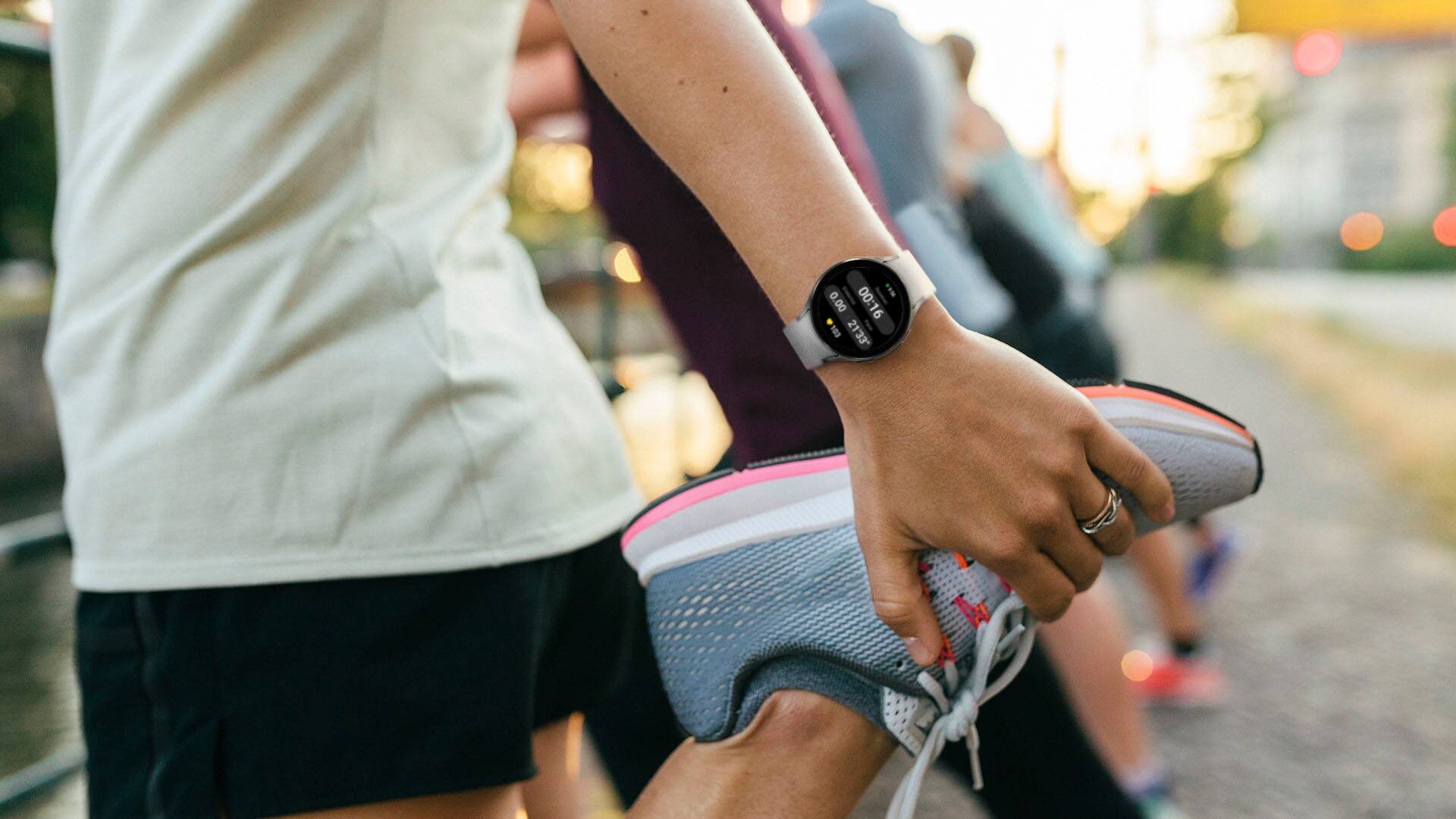 Alt View 16. Samsung - Galaxy Watch4 Aluminum Smartwatch 44mm BT - Silver.