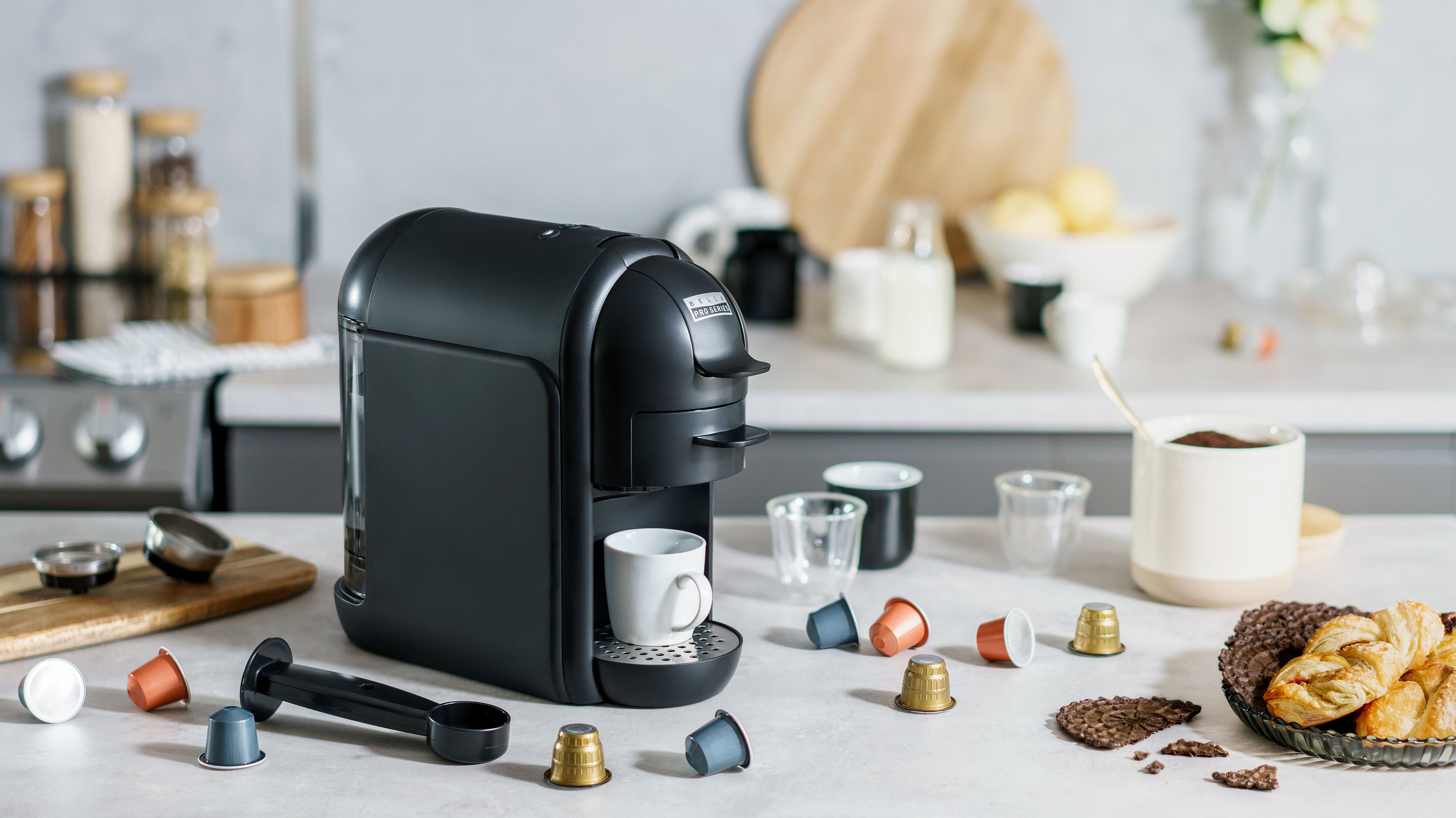  Hamilton Beach Espresso Machine, Compatible with Nespresso  Pods, Single Serve Coffee Maker, Powerful Italian 19 Bar Pump, 22 oz. Water  Reservoir, Custom Cup Size, Holds 13 Capsules, Black (40726): Home & Kitchen