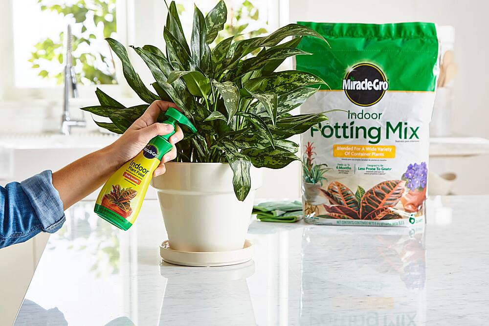 Angle View: Miracle-Gro Indoor Potting Mix and Miracle-Gro Indoor Plant Food - Black