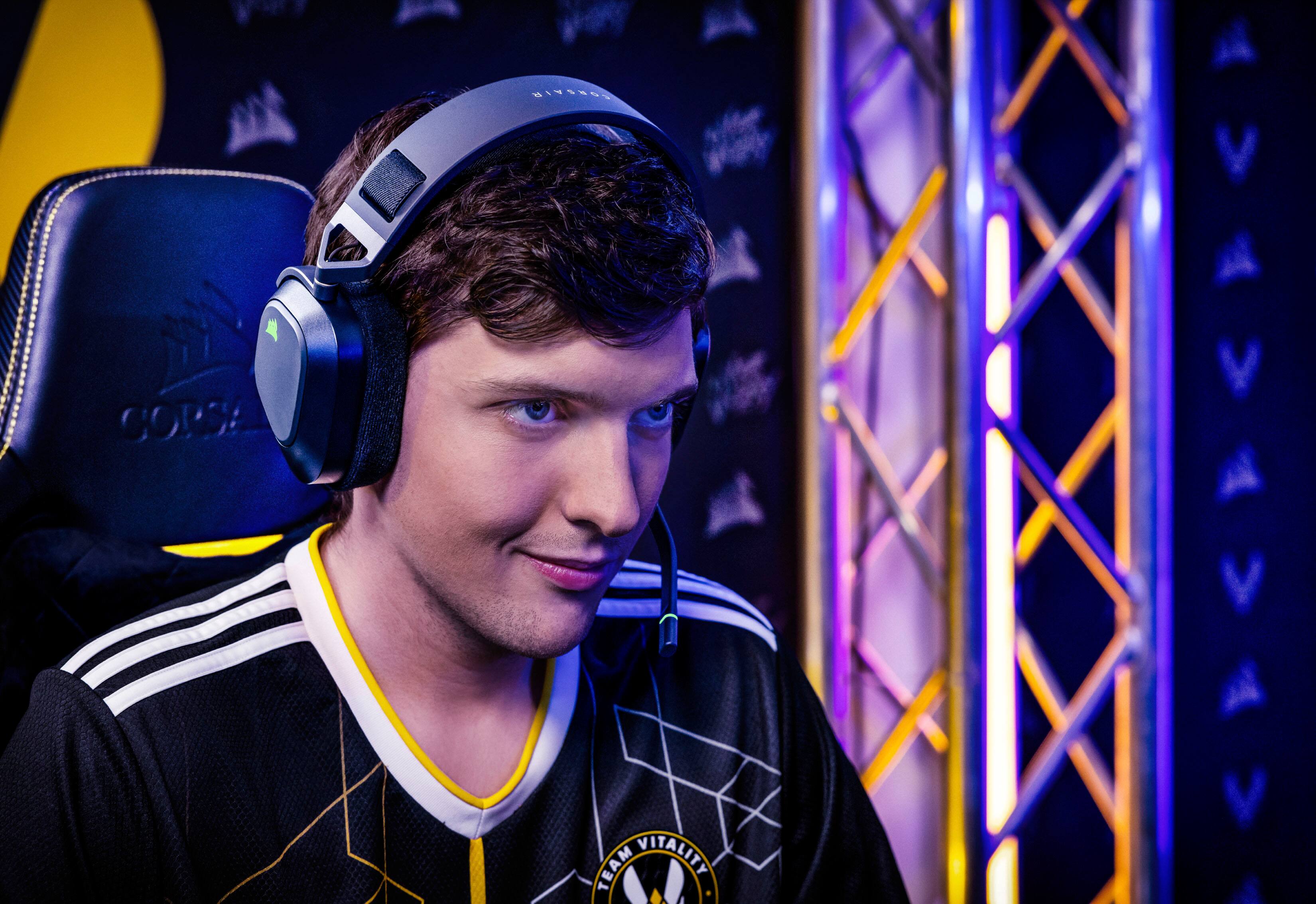 Alt View 21. CORSAIR - HS80 RGB Wireless Gaming Headset for PC, Mac, PS5, PS4 - Carbon.