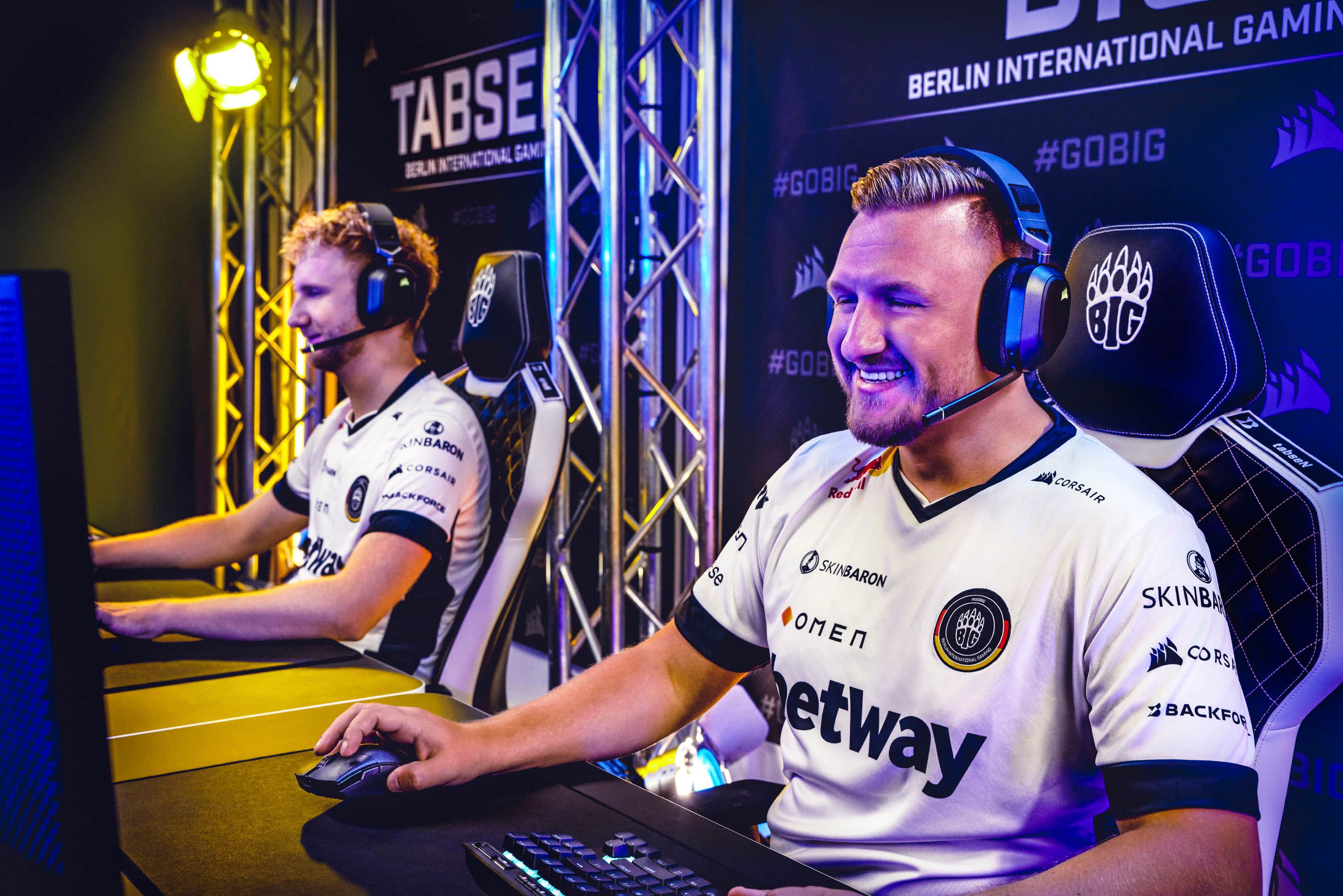 Alt View 22. CORSAIR - HS80 RGB Wireless Gaming Headset for PC, Mac, PS5, PS4 - Carbon.