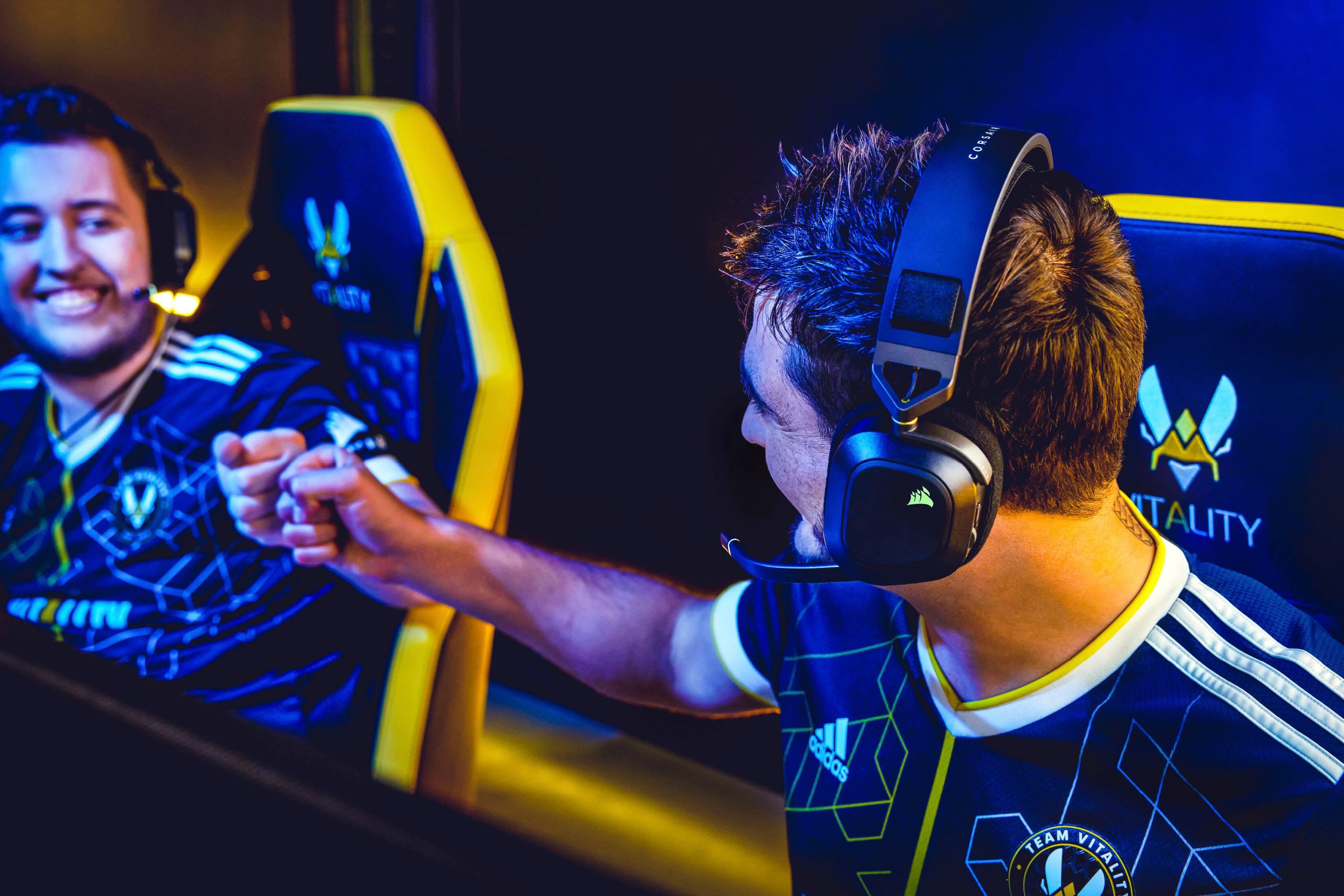 Alt View 24. CORSAIR - HS80 RGB Wireless Gaming Headset for PC, Mac, PS5, PS4 - Carbon.