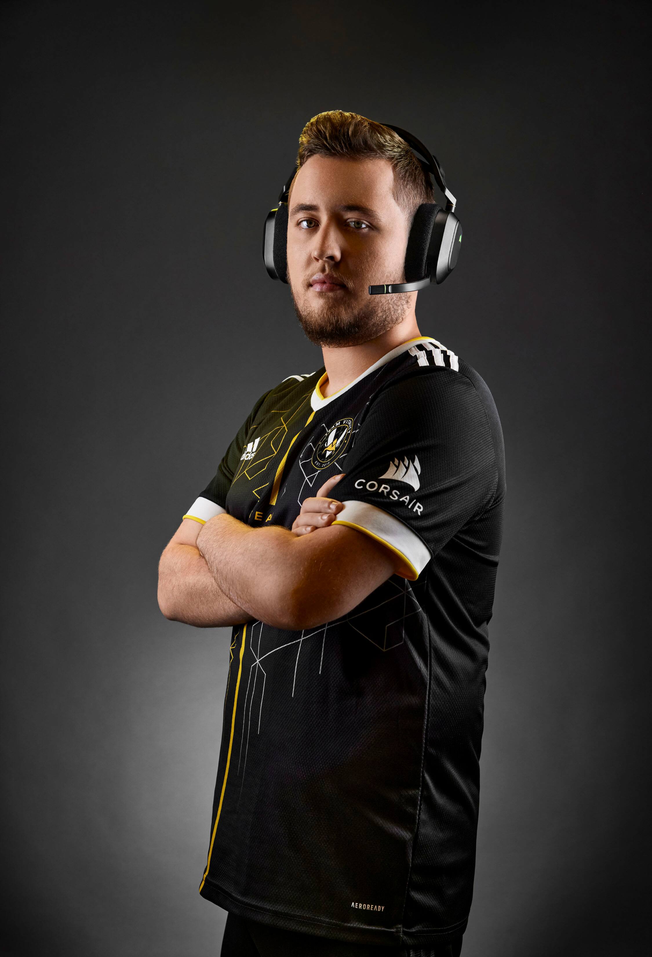 Alt View 25. CORSAIR - HS80 RGB Wireless Gaming Headset for PC, Mac, PS5, PS4 - Carbon.