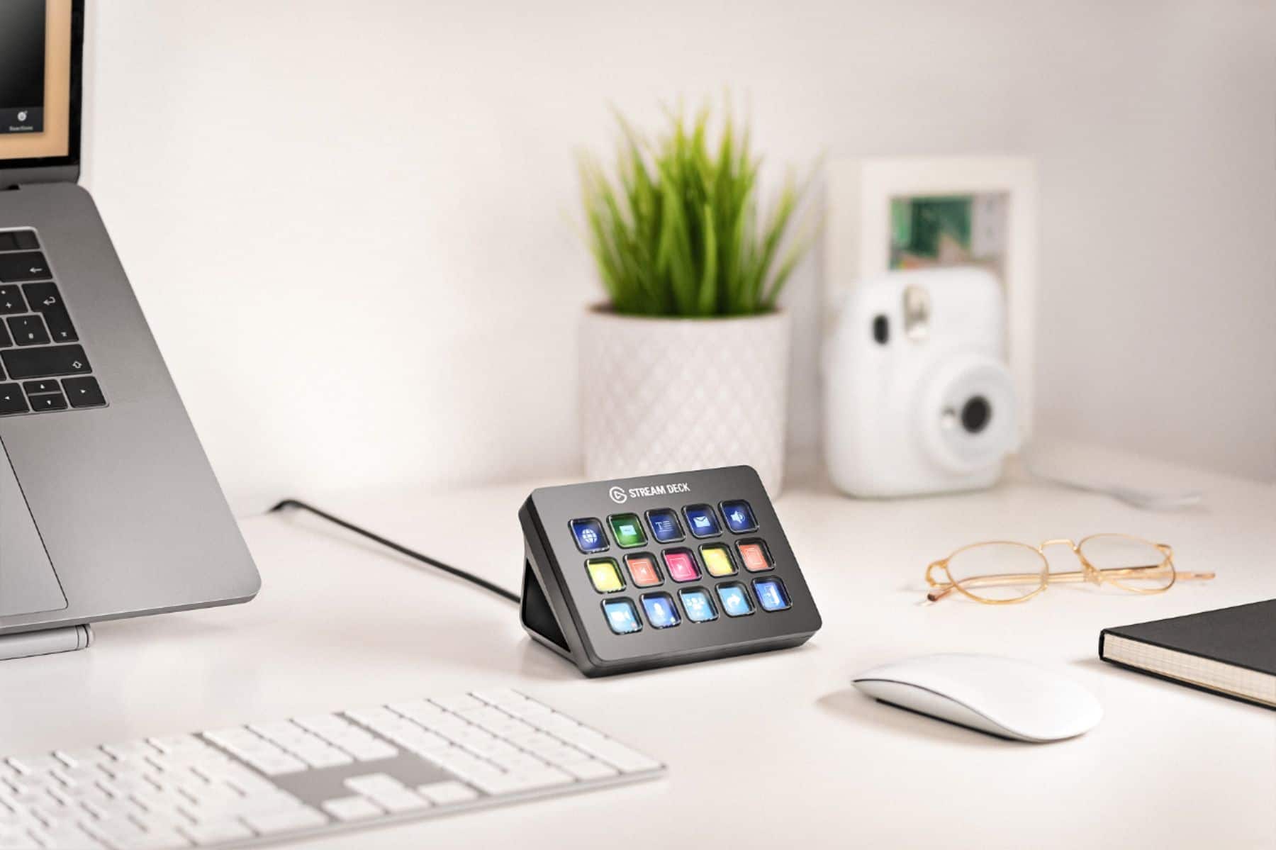 Alt View 14. Elgato - Stream Deck MK.2 Full-size Wired USB Keypad with 15 Customizable LCD keys and Interchangeable Faceplate - Black.