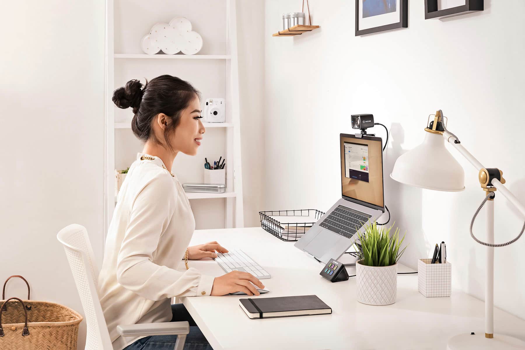 Alt View 16. Elgato - Facecam Full HD 1080 Webcam for Video Conferencing, Gaming, and Streaming - Black.