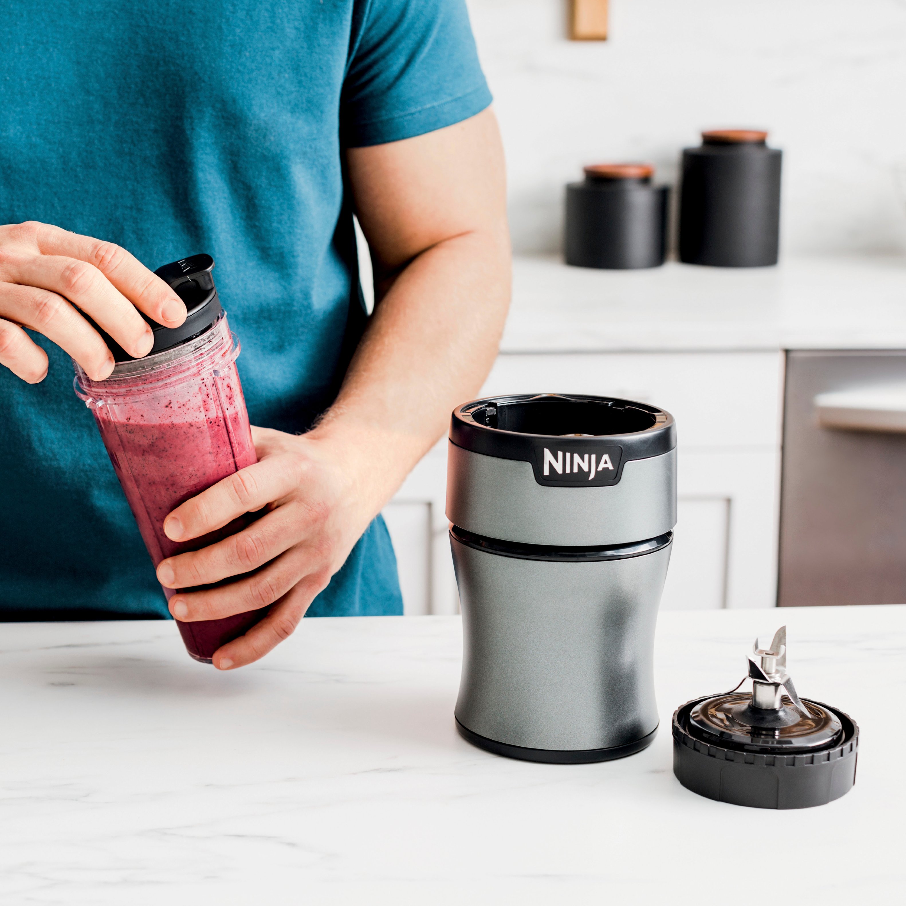 Ninja BN301 Nutri-Blender Plus Compact Personal Blender, 900-Peak-Watt  Motor, Frozen Drinks, Smoothies, Sauces & More, (3) 20 oz. To-Go Cups, (2)