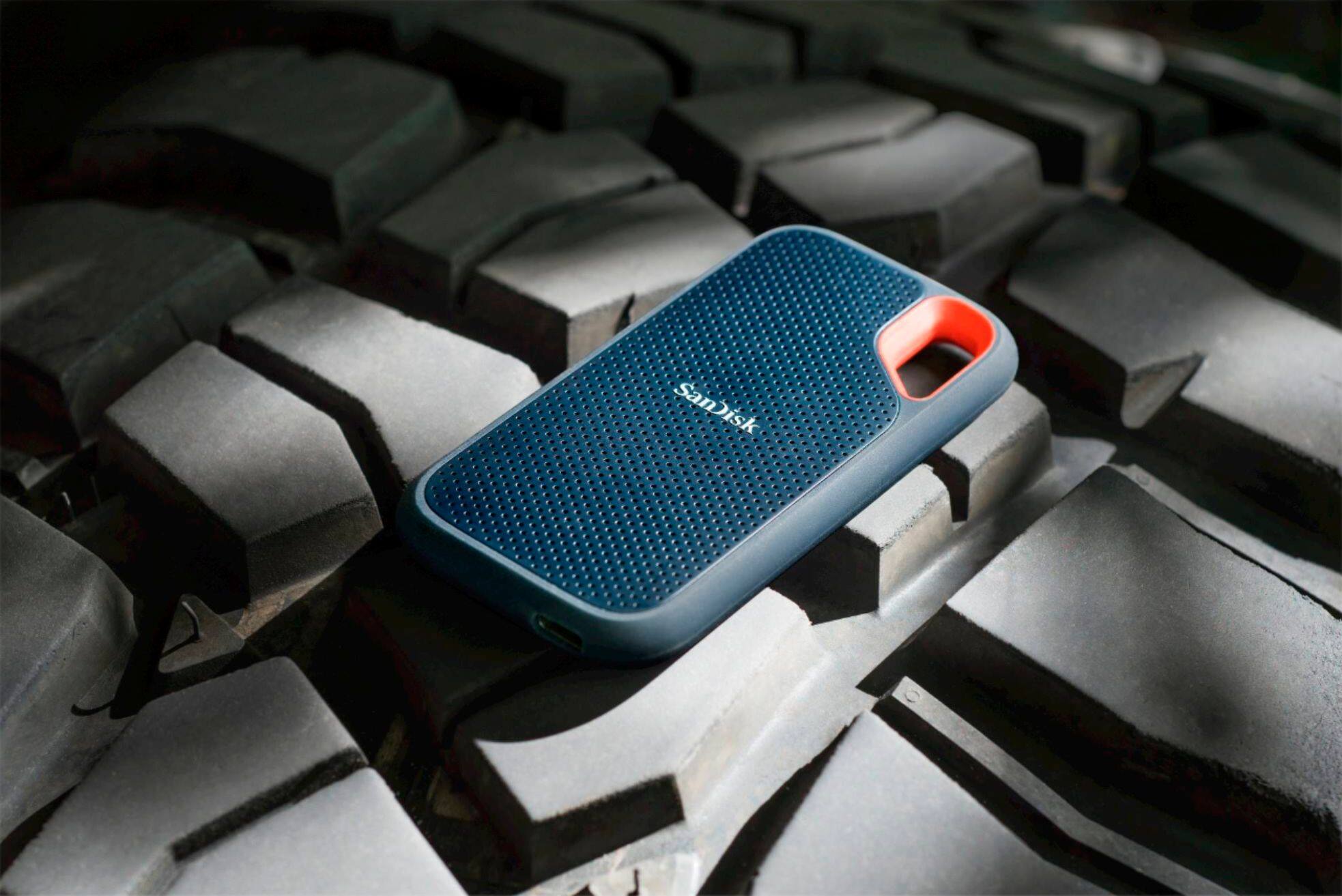 Alt View 16. SanDisk - Extreme Portable 4TB External USB-C NVMe SSD - Black.