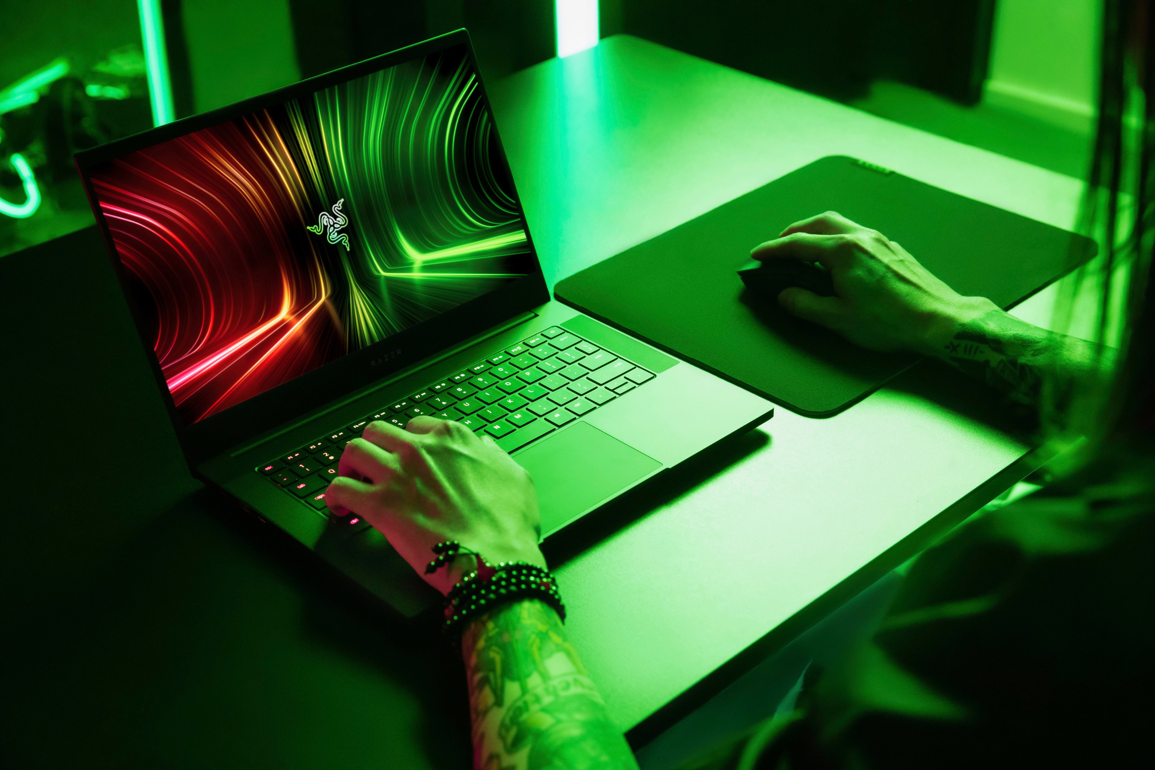 R Λ Z Ξ R on X: Give your desktop a fresh look with the 'Razer Fusion',  our official Razer Blade 14” wallpaper that sports a design that unites red  and green