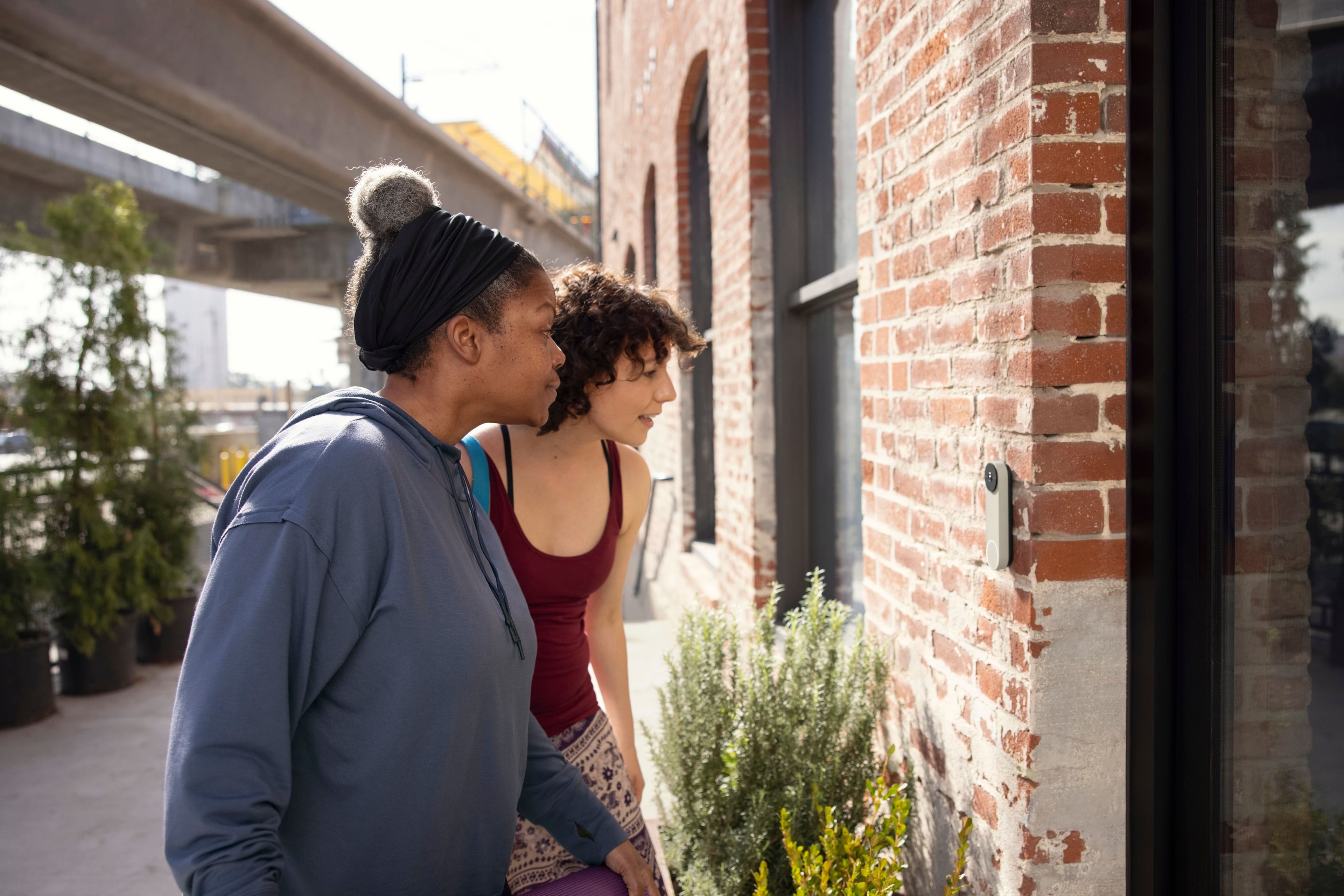 Alt View 16. Google - Nest Wi-Fi Video Doorbell - Battery Operated - Linen.