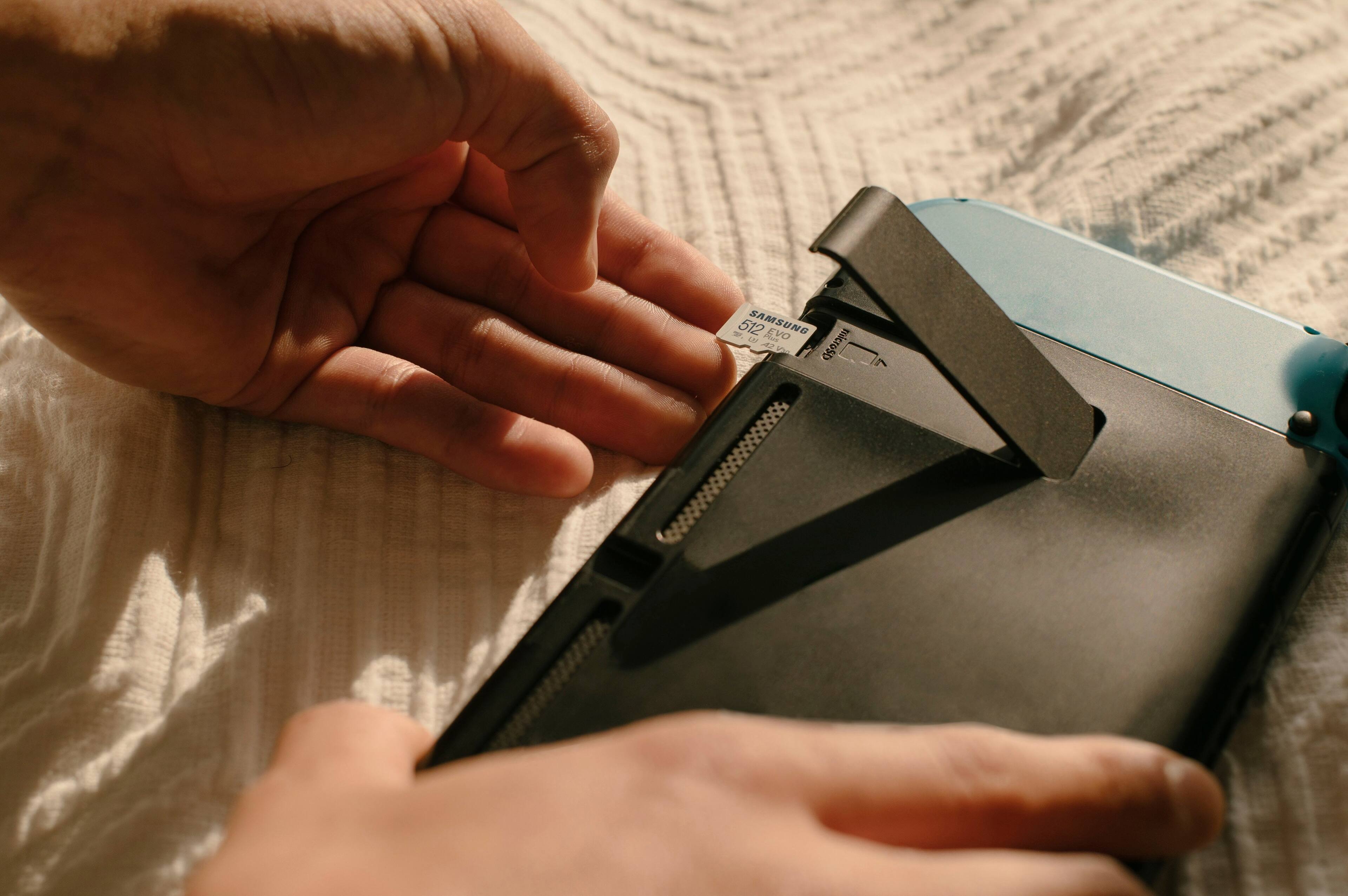 Alt View 17. Samsung - EVO Plus 64GB microSDXC UHS-I Memory Card with Adapter - White.