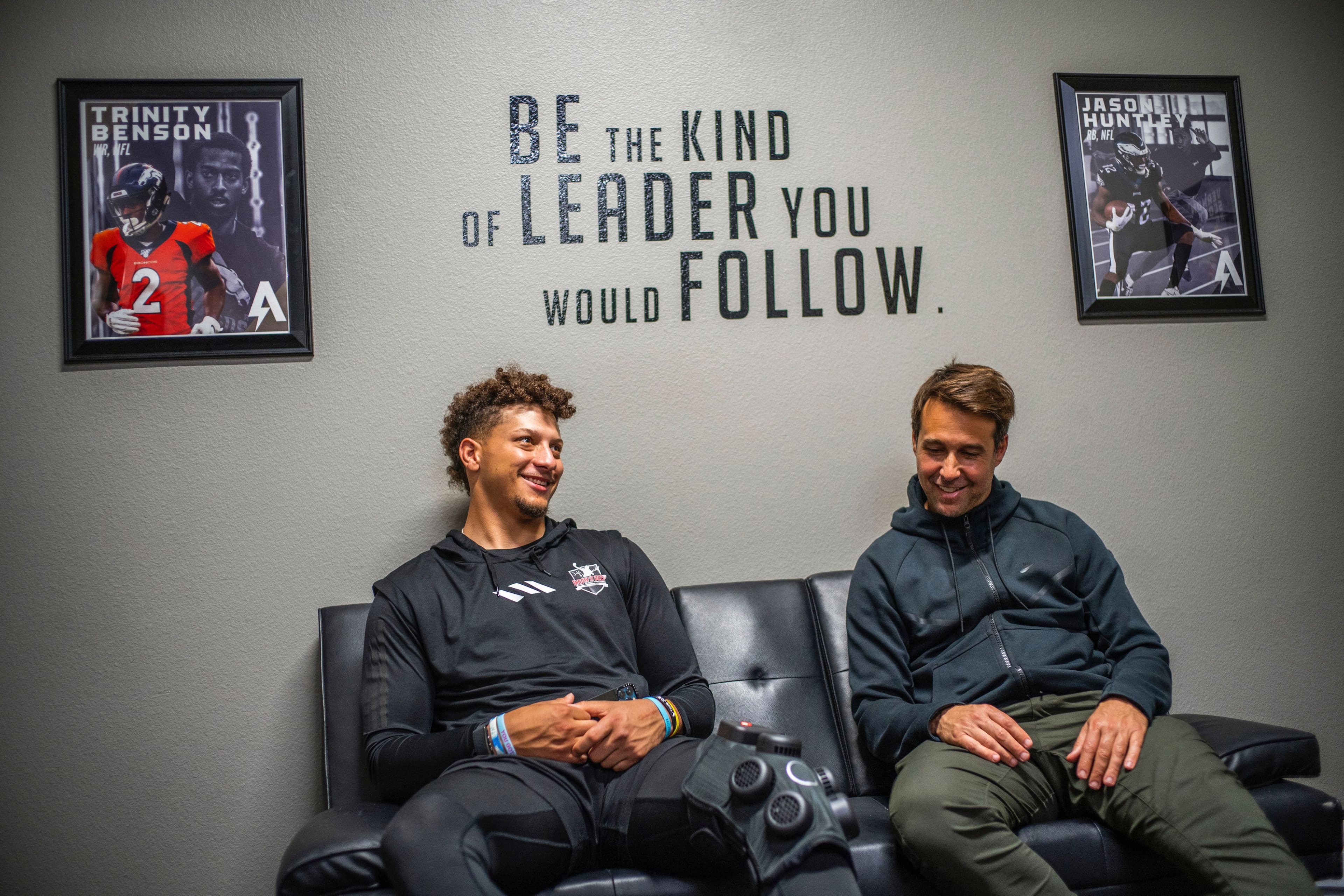 Alt View 13. Hyperice - X Knee Contrast Therapy Device - Black.