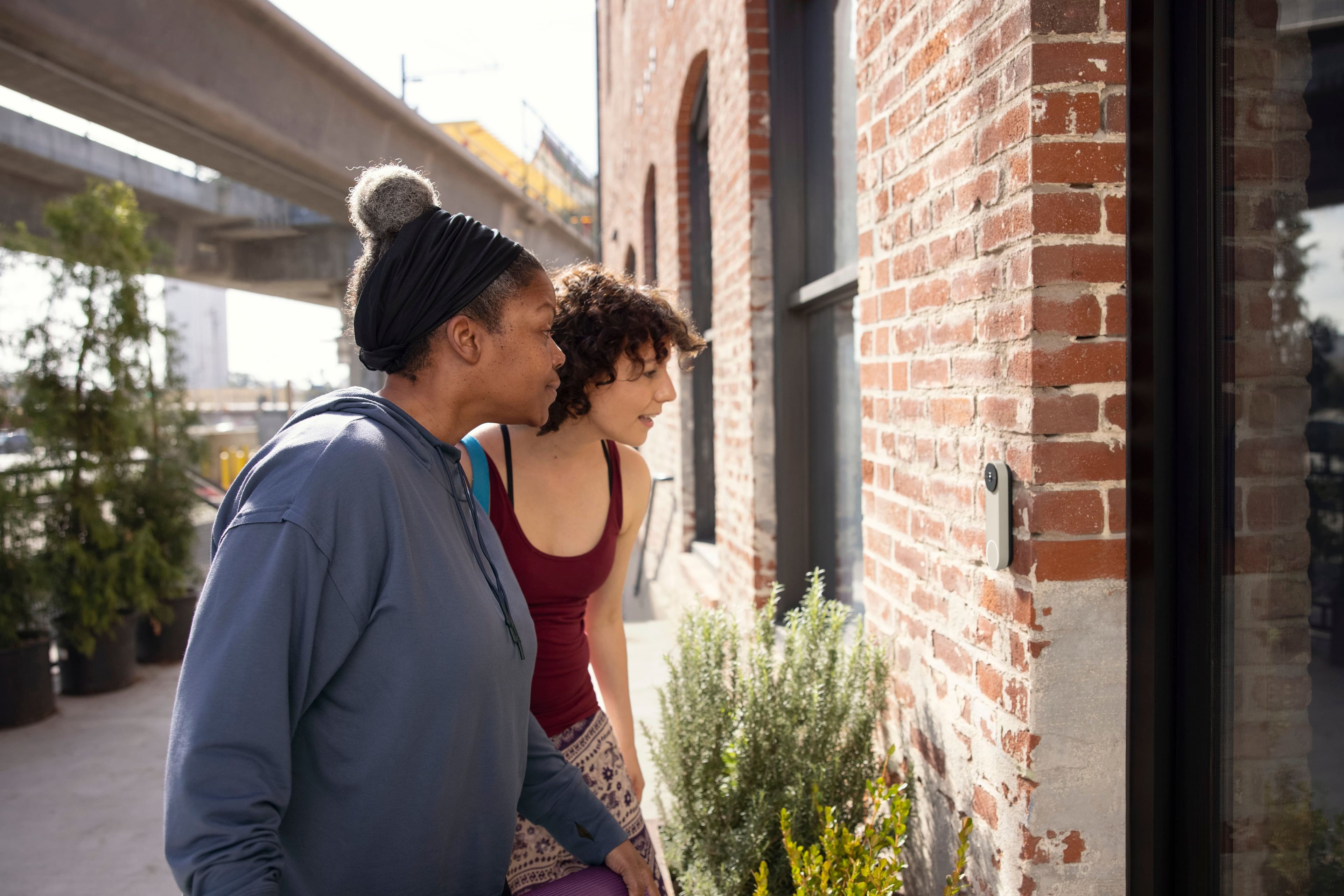 Alt View 13. Google - Geek Squad Certified Refurbished Nest Video Wi-Fi Video Doorbell - Battery Operated - Linen.