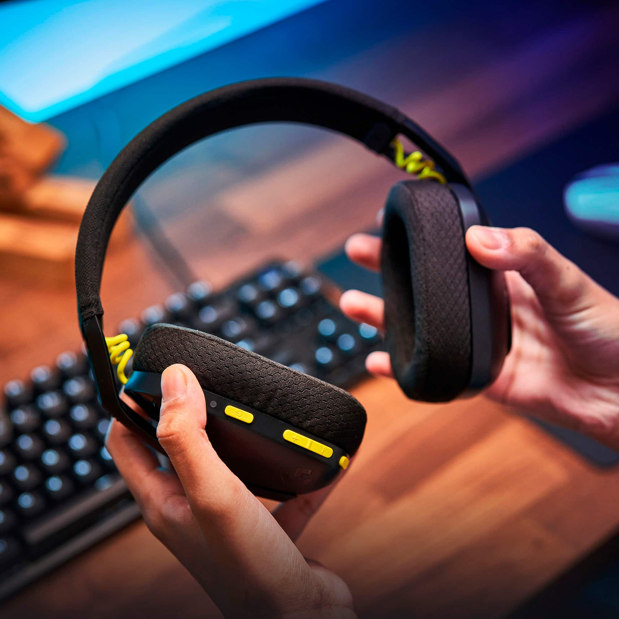 Restored Logitech G435 LIGHTSPEED and Bluetooth Wireless Gaming Headset -  Lightweight over-ear headphones, built-in mics, 18h battery, compatible  with