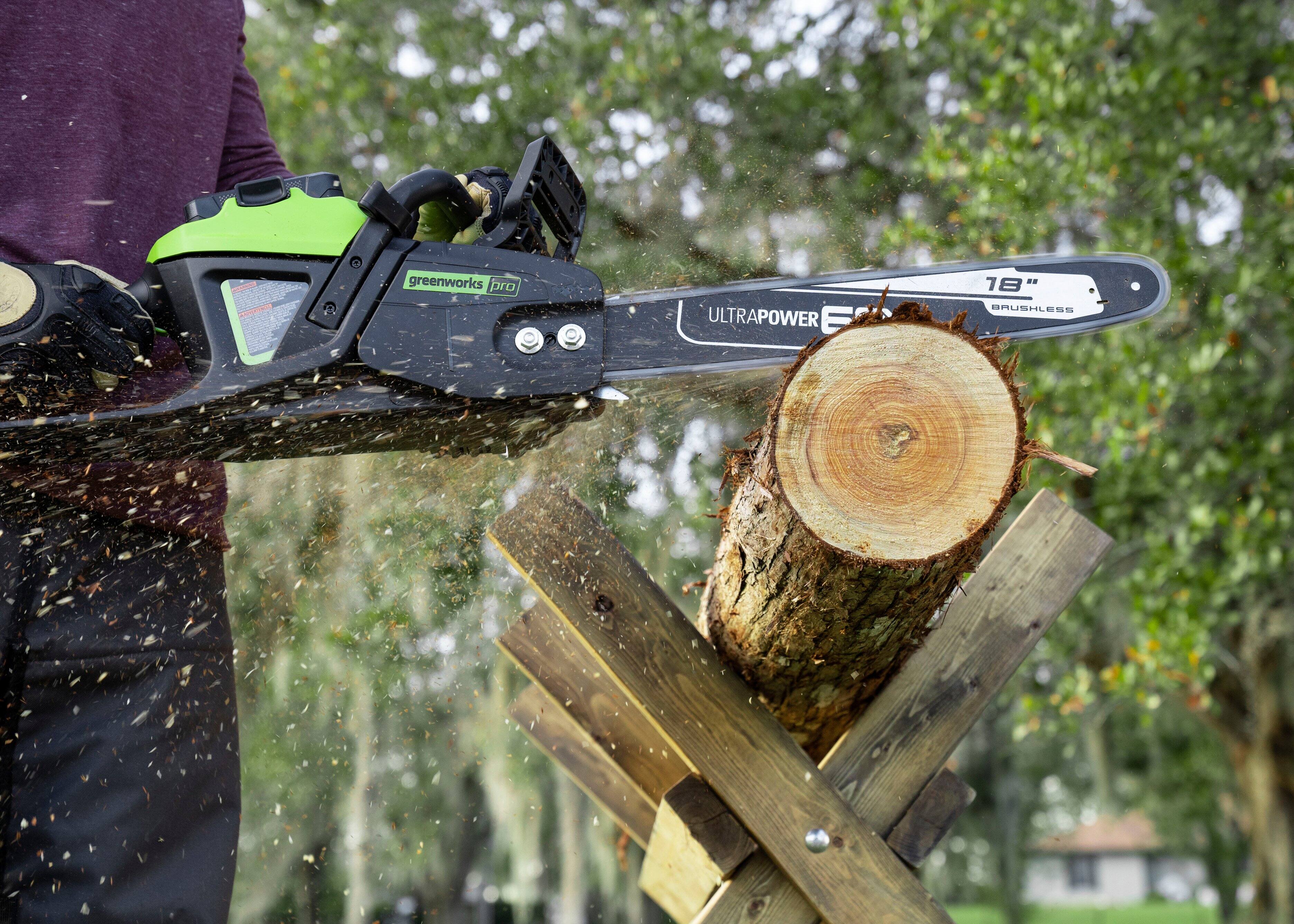 Alt View 25. Greenworks - PRO 18 in. 60-Volt Battery Cordless Chainsaw with 4.0 Ah Battery and 6.0 Amp Charger - Green.