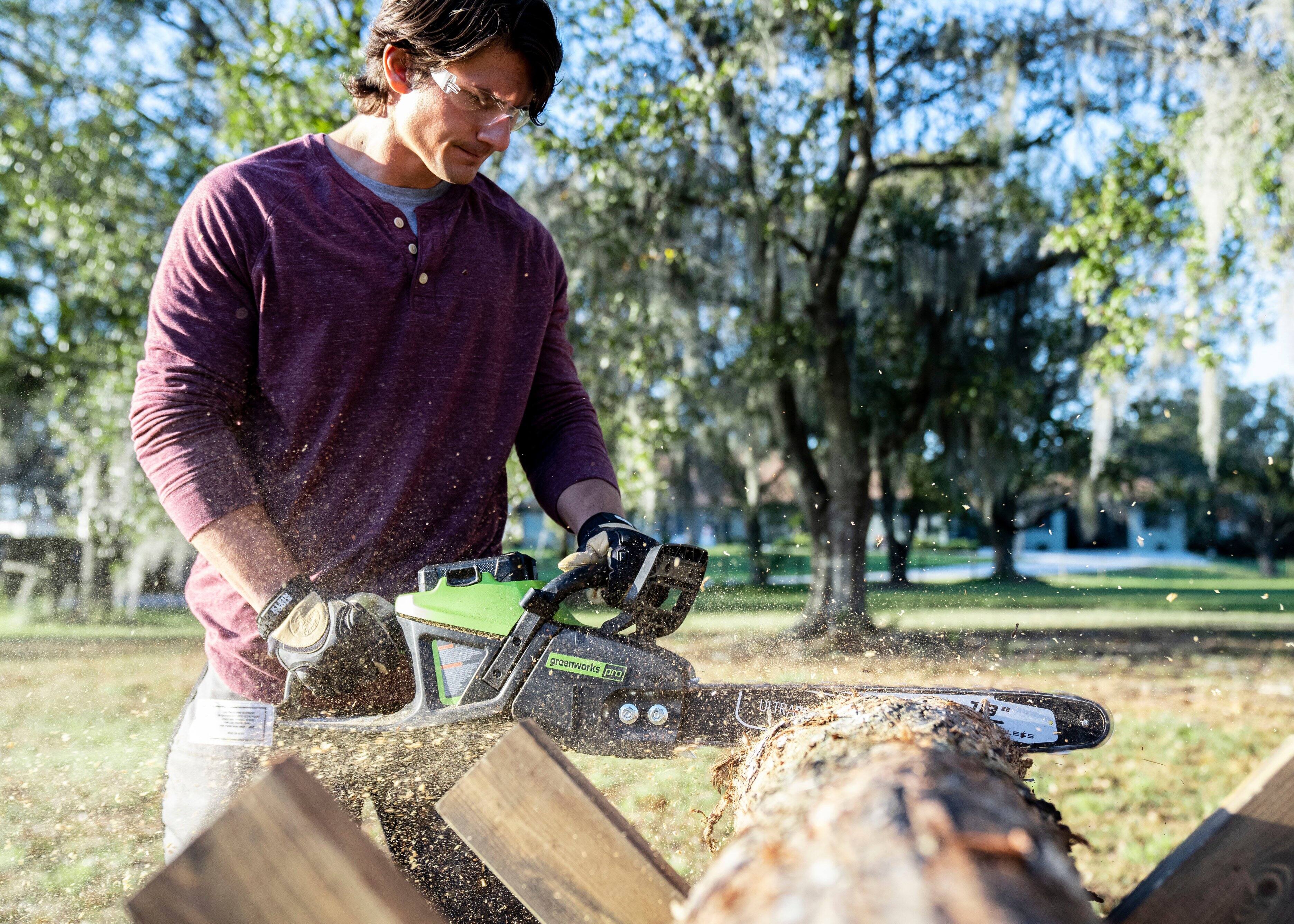 Alt View 27. Greenworks - PRO 18 in. 60-Volt Battery Cordless Chainsaw with 4.0 Ah Battery and 6.0 Amp Charger - Green.