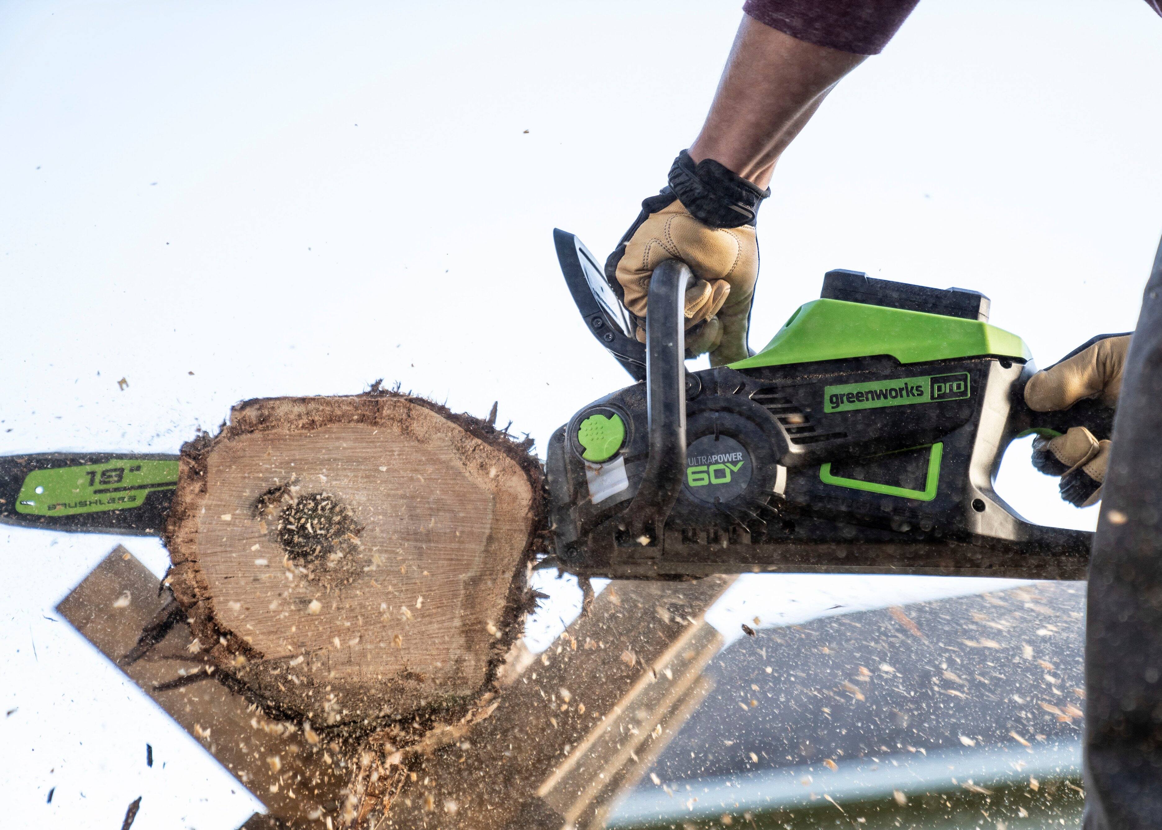 Alt View 28. Greenworks - PRO 18 in. 60-Volt Battery Cordless Chainsaw with 4.0 Ah Battery and 6.0 Amp Charger - Green.