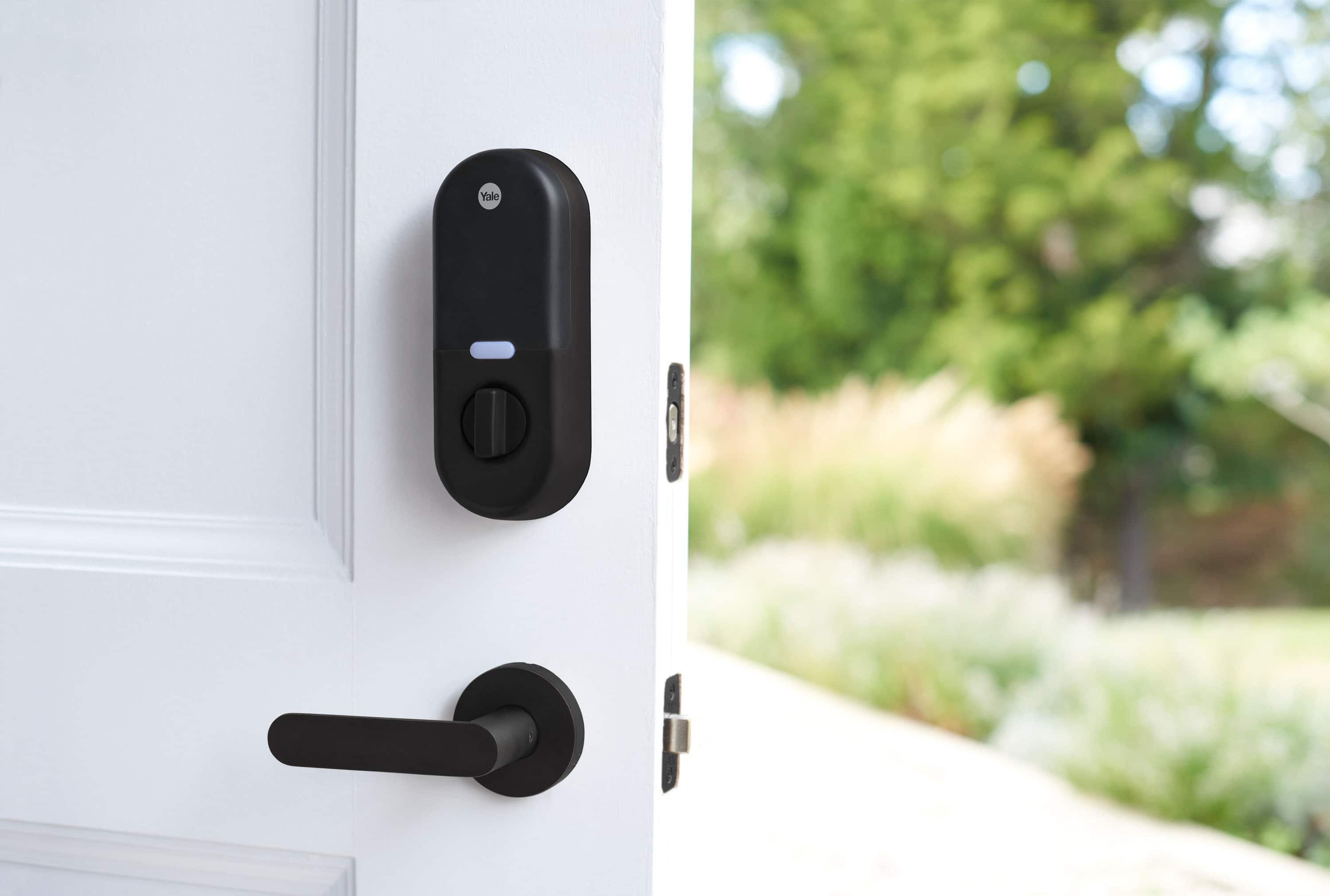 Left. Nest x Yale - Smart Lock Wi-Fi Replacement Deadbolt with App/Keypad/Voice assistant Access - Black Suede.