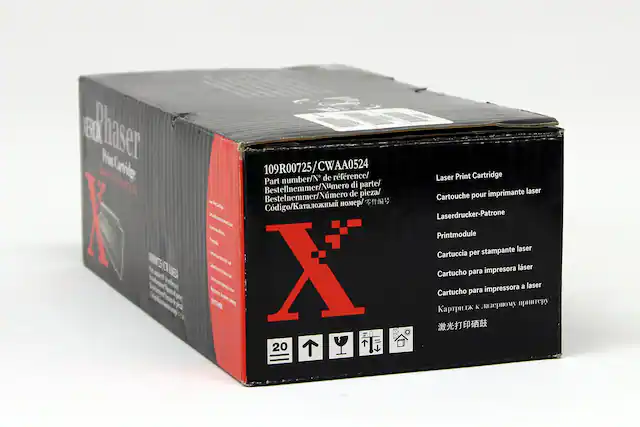 Sure, here is the corrected and grouped text from the image:
---
**Part number/N° de référence/Bestellnummer/Numero de parte/Bestelnemmer/Numero de pieza/Código/Kartrókóxkyjó nömer/零件编号**
109R00725 / CWAA0524
**Laser Print Cartridge**
- Cartouche pour imprimante laser
- Laserdrucker-Patrone
- Printmodule
- Cartuccia per stampante laser
- Cartucho para impresora láser
- Cartucho para impresora a laser
- Картридж к лазерному принтеру
- 激光打印硒鼓
**Phaser**
**Xerox Phaser**
**Laser Print Cartridge**
---
This text is organized to reflect the product information and translations provided on the packaging.