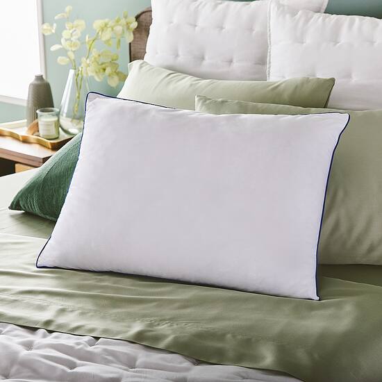 Ventilated gel top memory foam pillow
