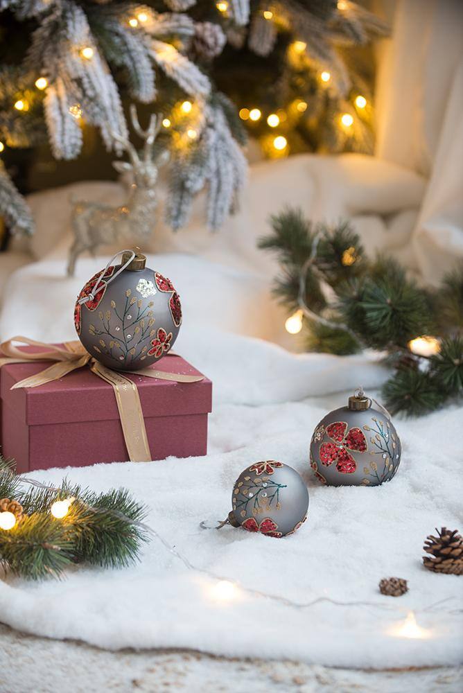 Angle. Dexmalle - Dexmalle-D4.7 Christmas Tree Decorative Glass Hanging Ball Ornaments,Set of 4-Multi - Multi.