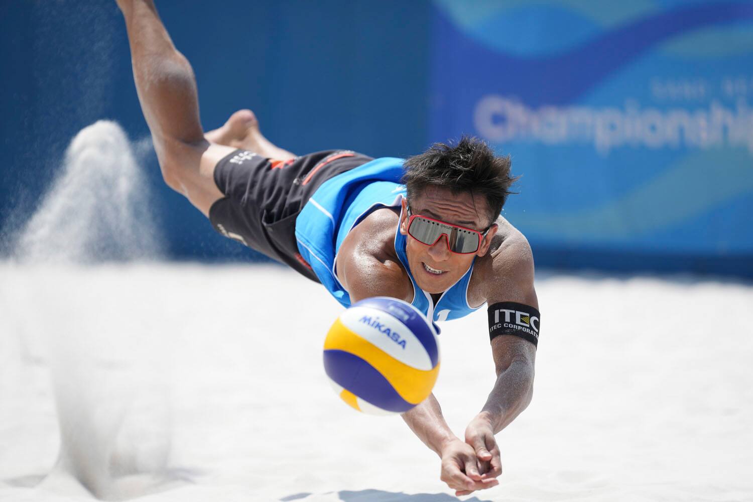 Alt View 22. Sony - FE 70-200mm F2.8 GM OSS II Full-Frame Telephoto Zoom G Master E mount Lens - White.