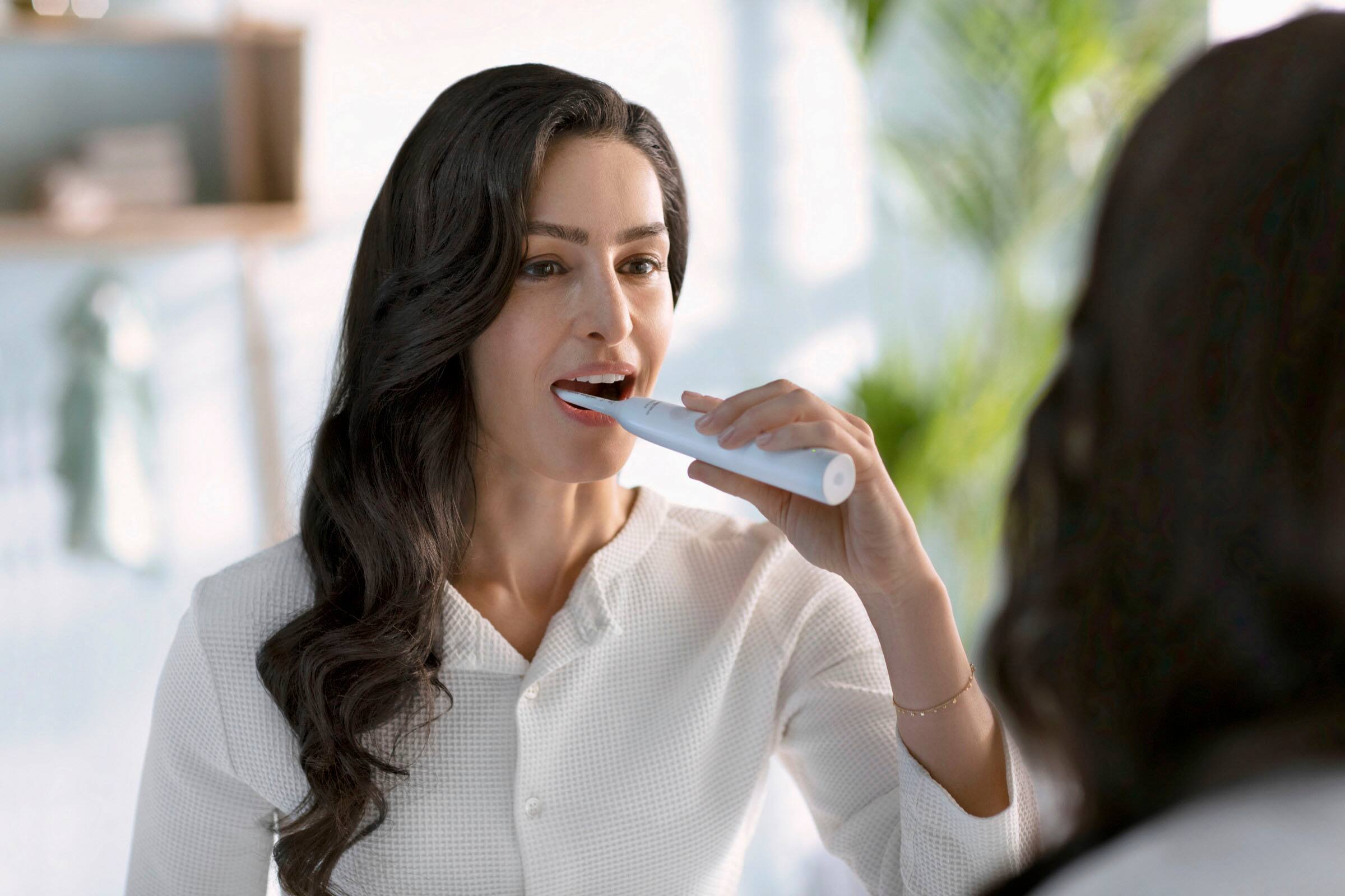 Alt View 24. Philips Sonicare - 4100 Power Toothbrush - White.