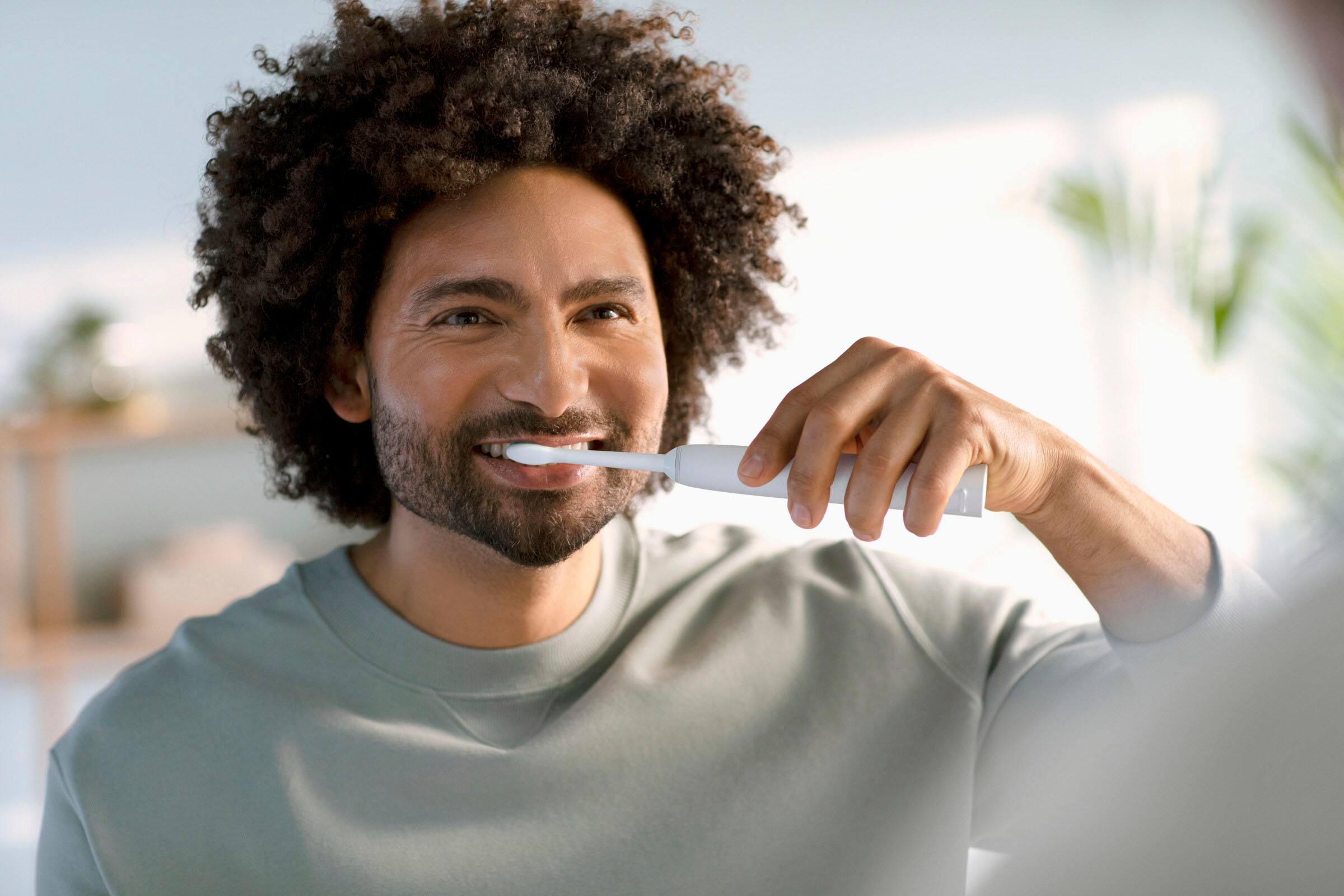 Alt View 22. Philips Sonicare - 2100 Power Toothbrush, Rechargeable Electric Toothbrush - White Mint.