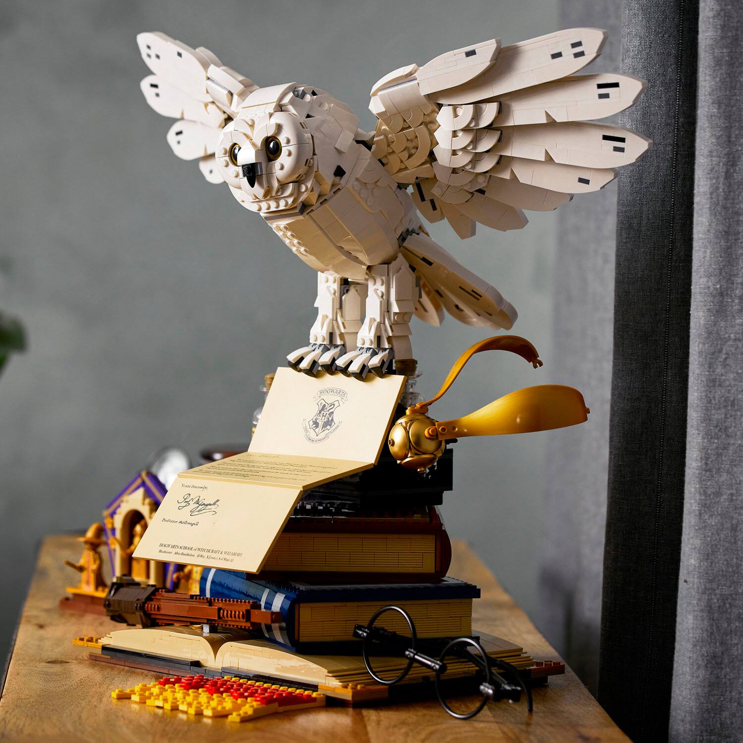 Left. LEGO - Harry Potter Hogwarts Icons - Collectors' Edition 76391.