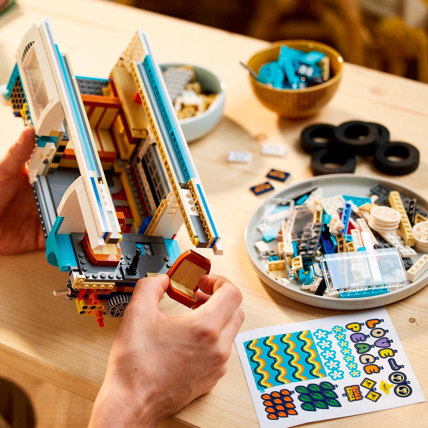 Alt View 13. LEGO - Icons Volkswagen T2 Camper Van 10279.