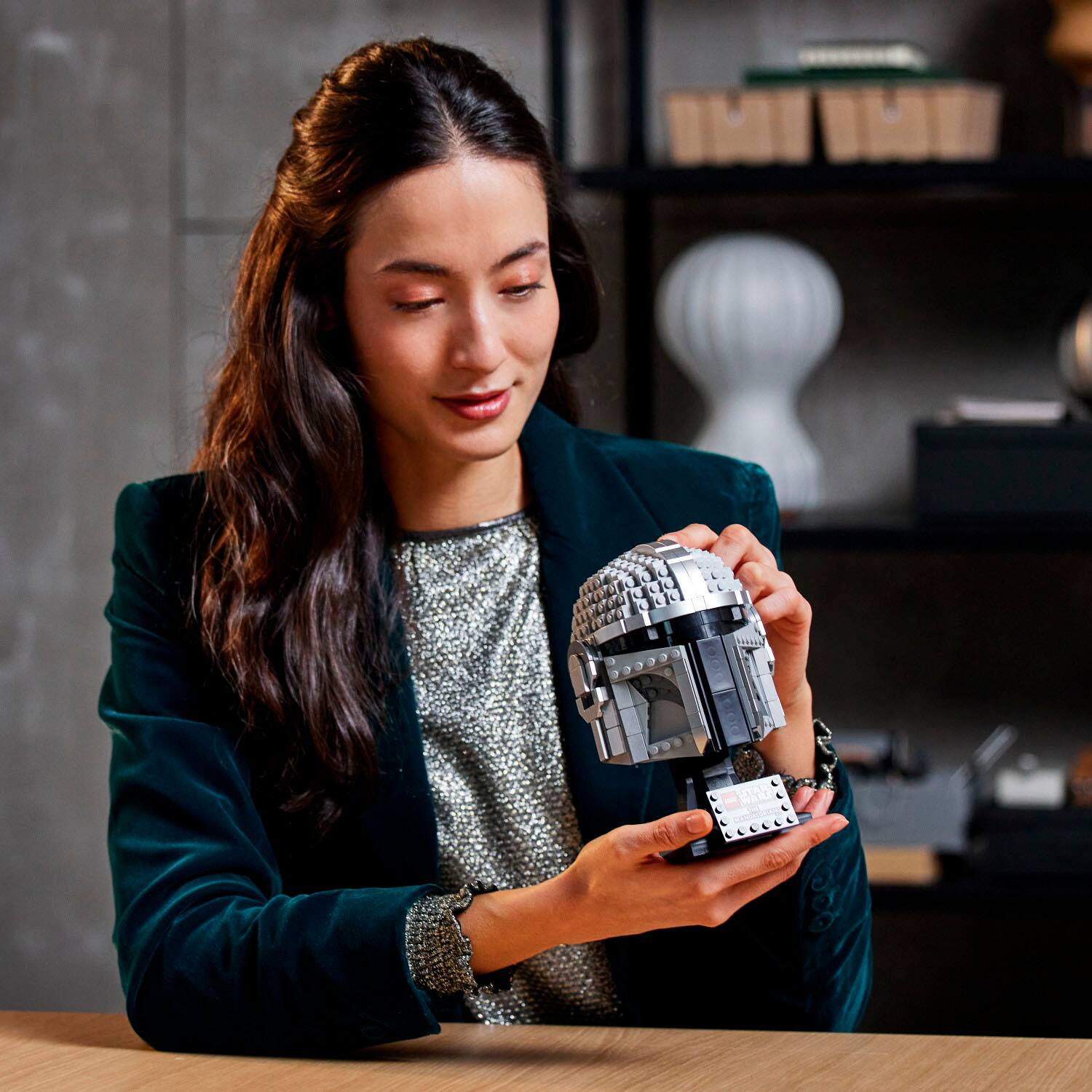 Alt View 11. LEGO - Star Wars The Mandalorian Helmet 75328.