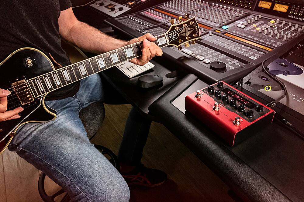 Alt View 12. IK Multimedia - X-Drive - Red.