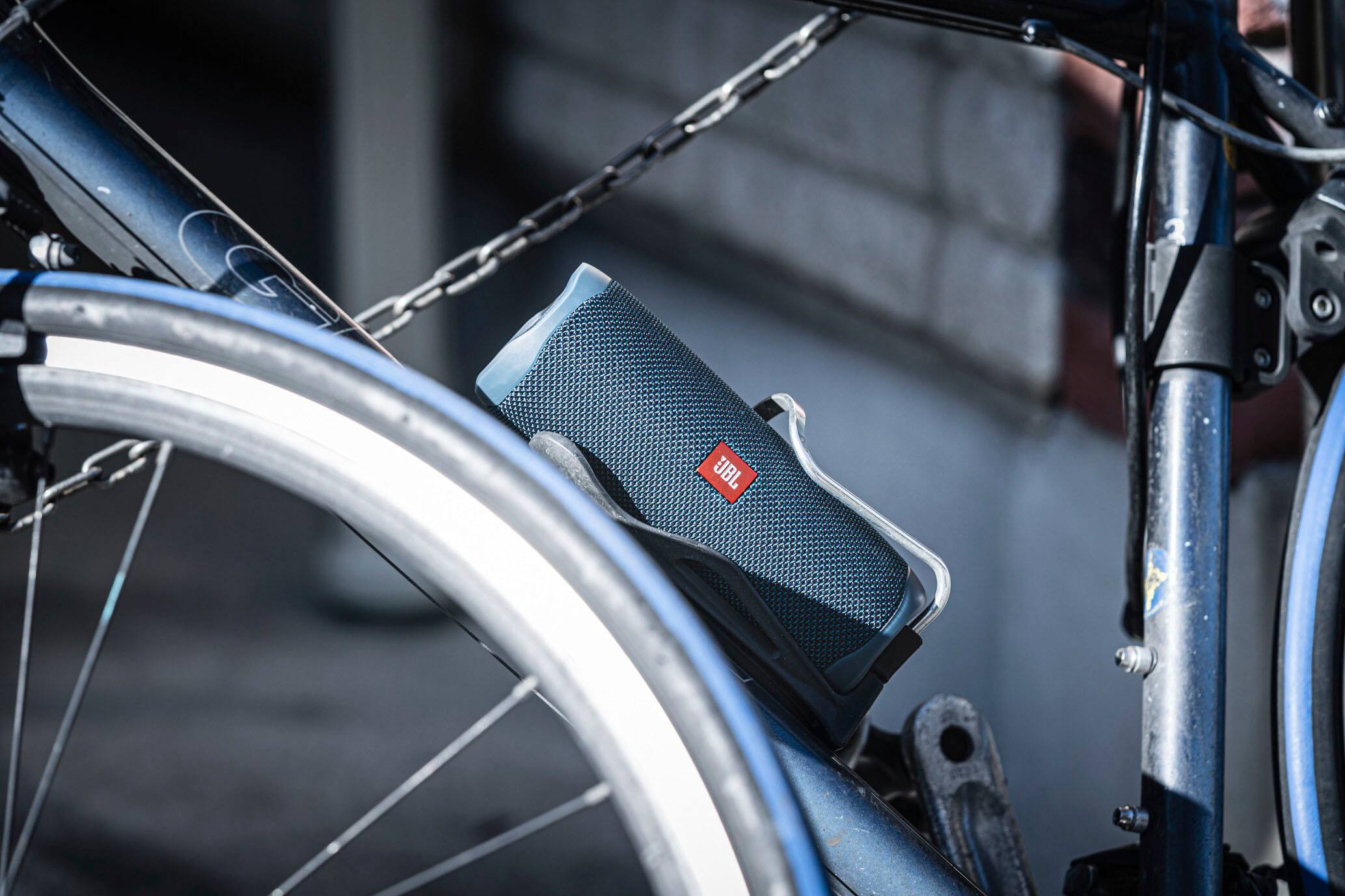 Alt View 14. JBL - FLIP6 Portable Waterproof Speaker - Blue.