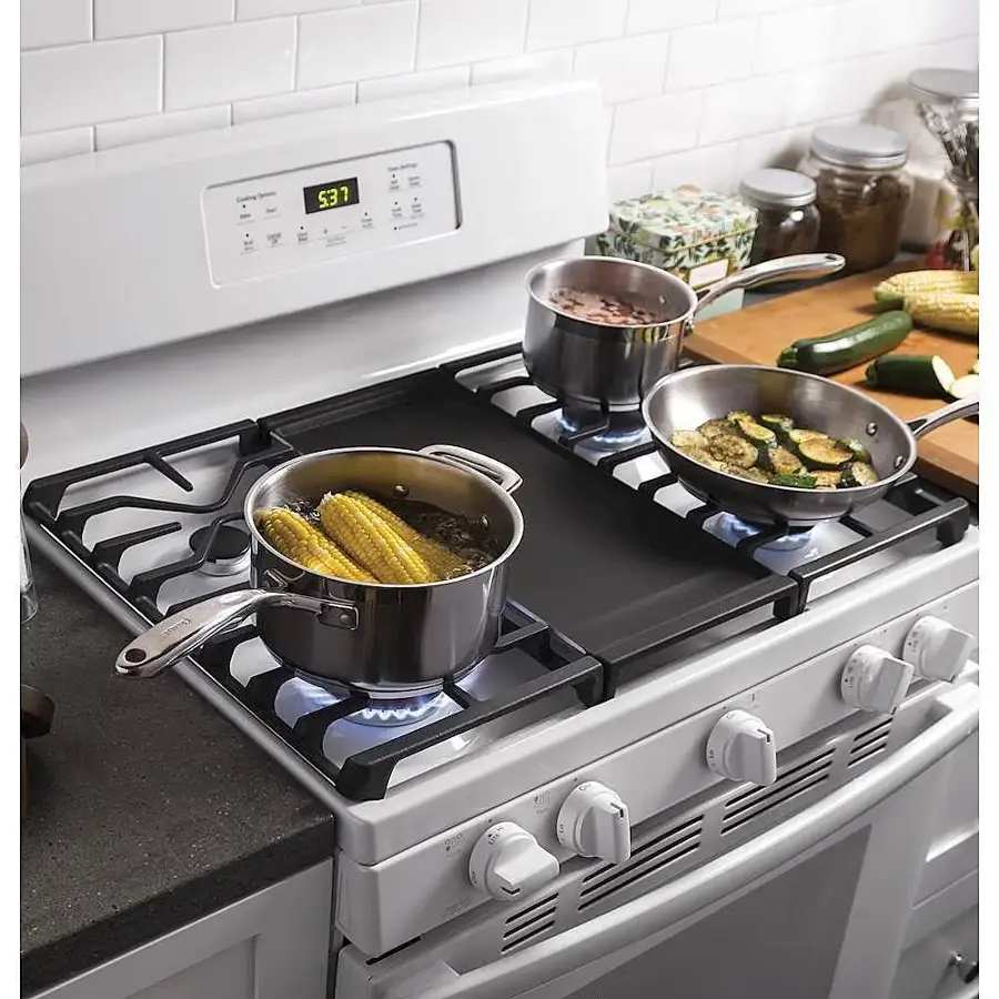 Alt View 15. GE - 5.0 Cu. Ft. Freestanding Gas Range - White.