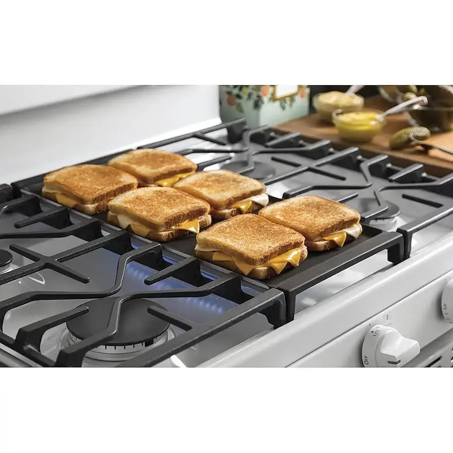 Alt View 17. GE - 5.0 Cu. Ft. Freestanding Gas Range - White.
