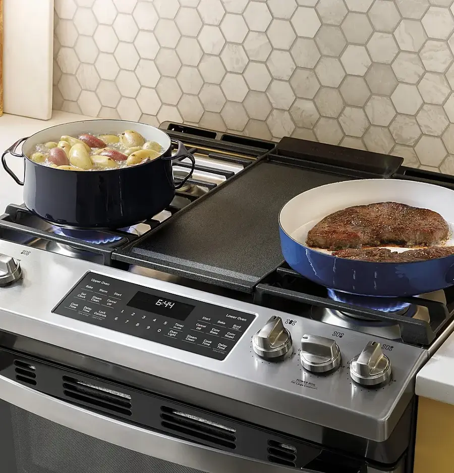 Alt View 27. GE Profile - 5.7 Cu. Ft. Slide-In Dual Fuel True Convection Range with No Preheat Air Fry and Wi-Fi - Stainless Steel.